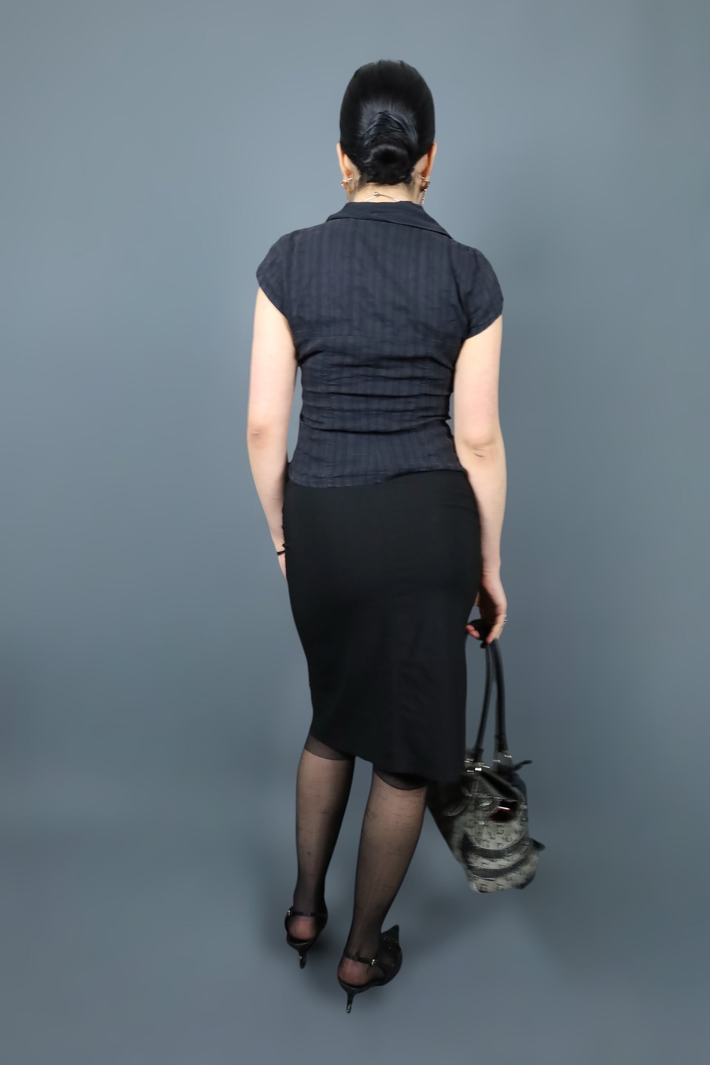 Chemise noire à agrafes