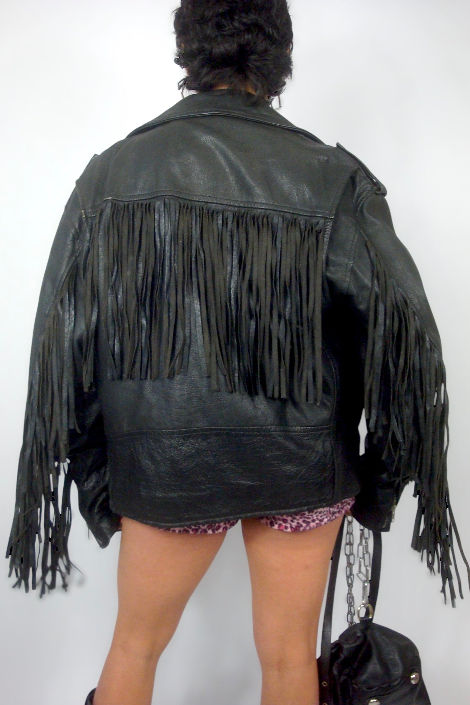 Veste noire en cuir à franges