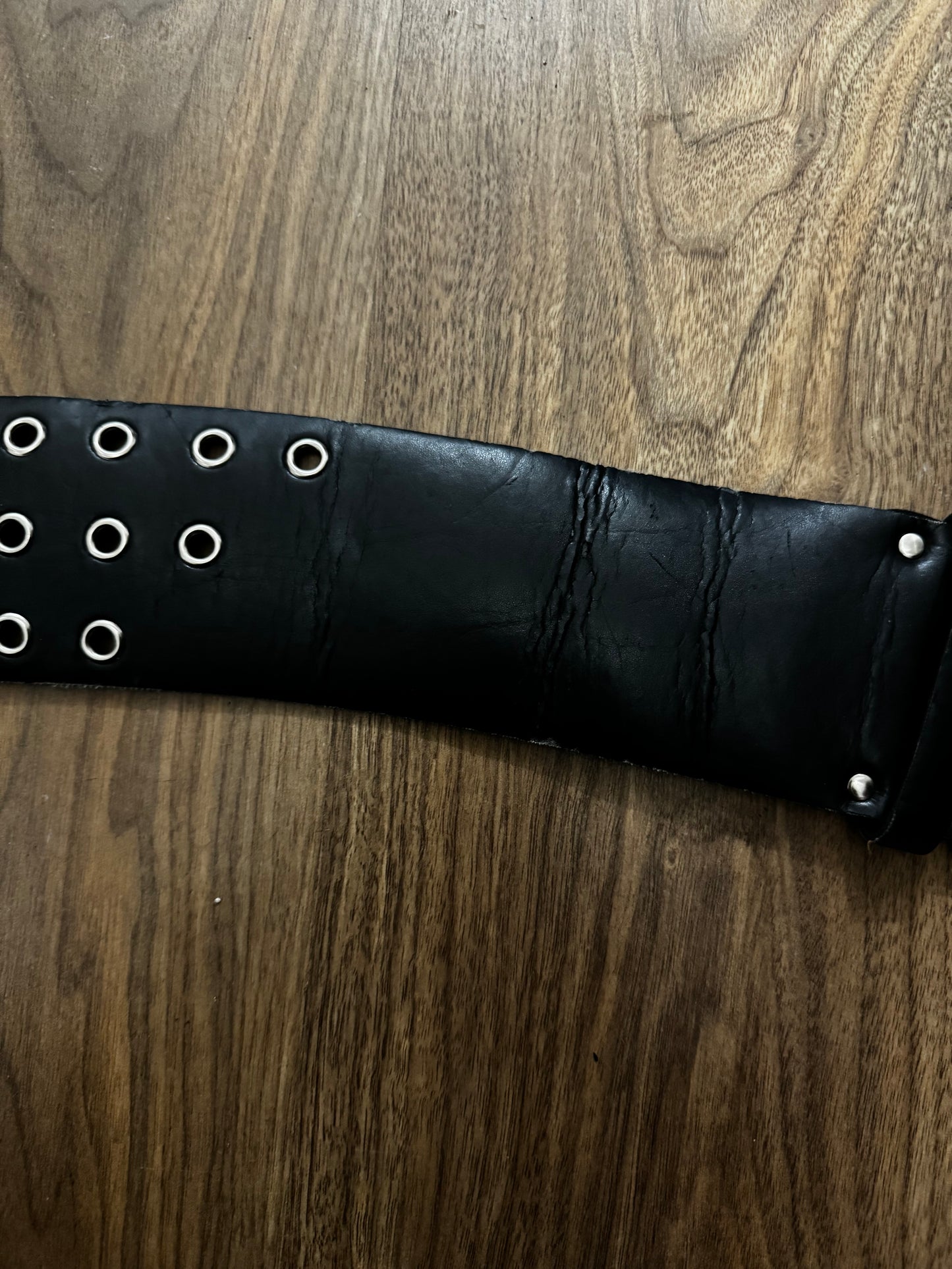 Ceinture noire à oeillets