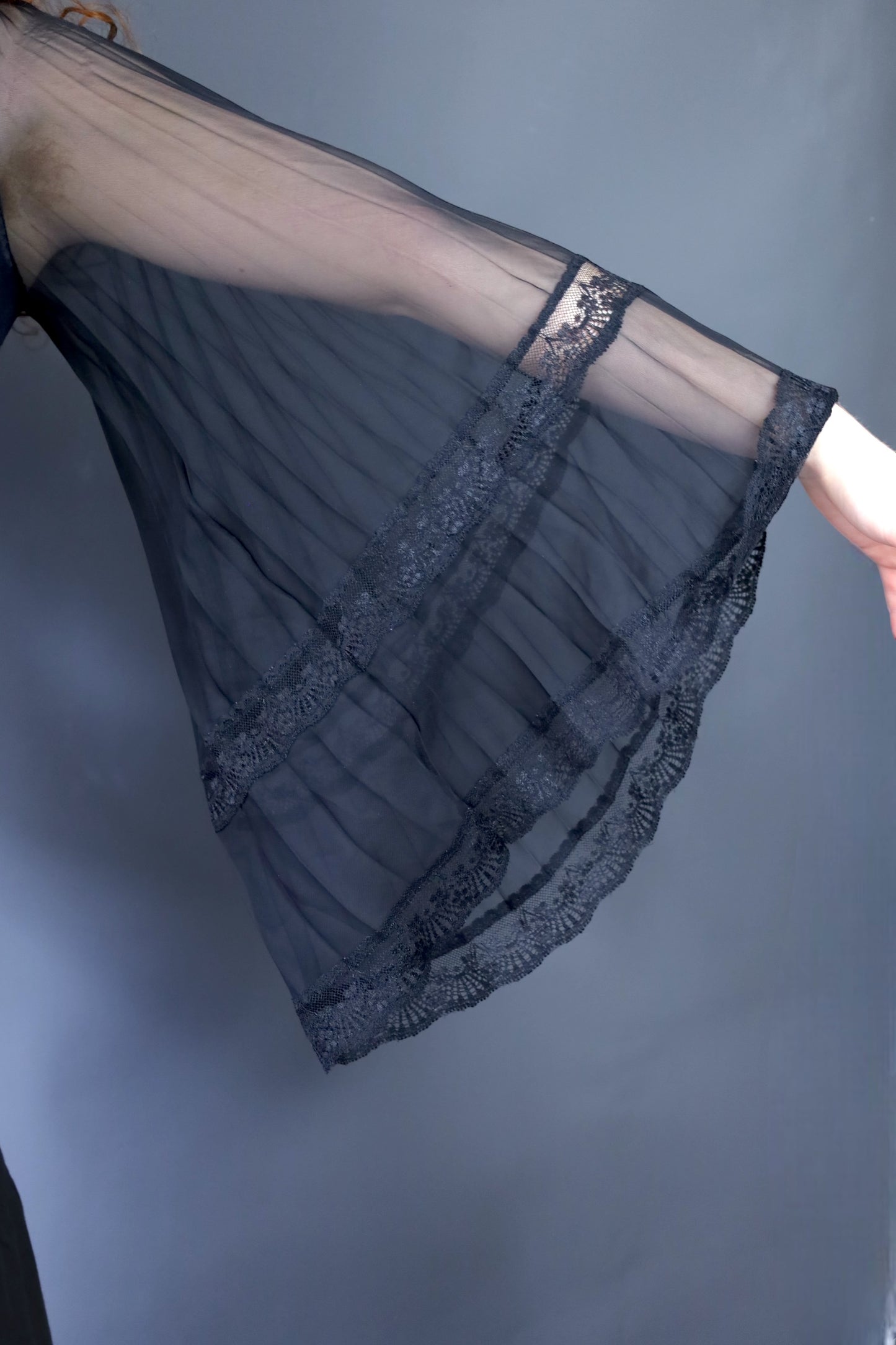 Top noir manches évasées en mesh