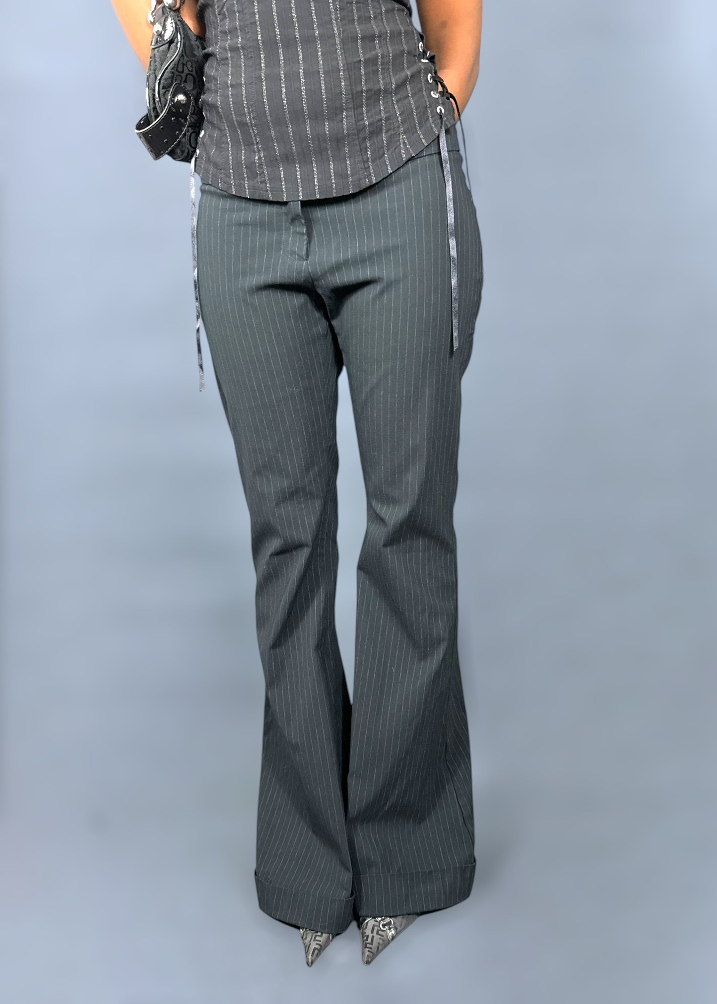 Pantalon flare noir à fines rayures