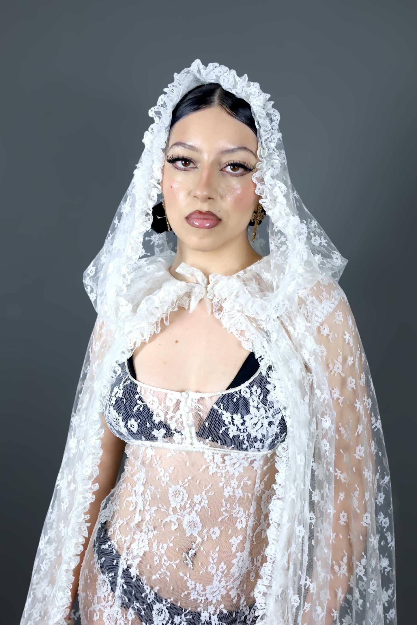 Cape en dentelle blanche