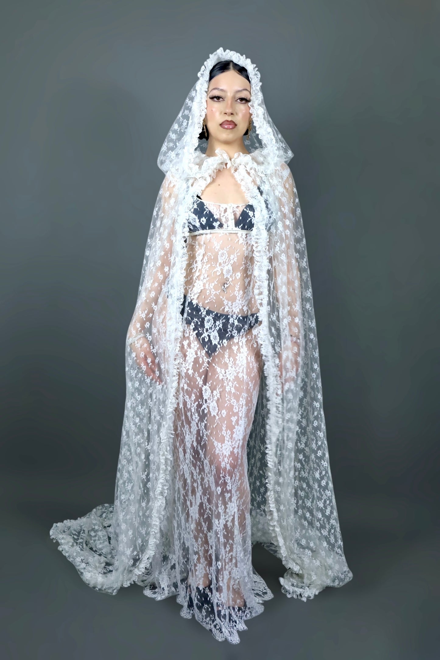 Cape en dentelle blanche