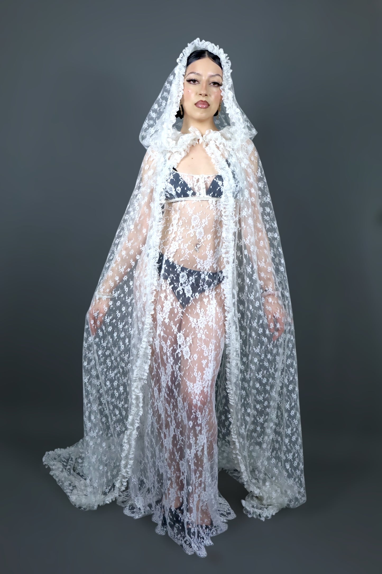 Cape en dentelle blanche