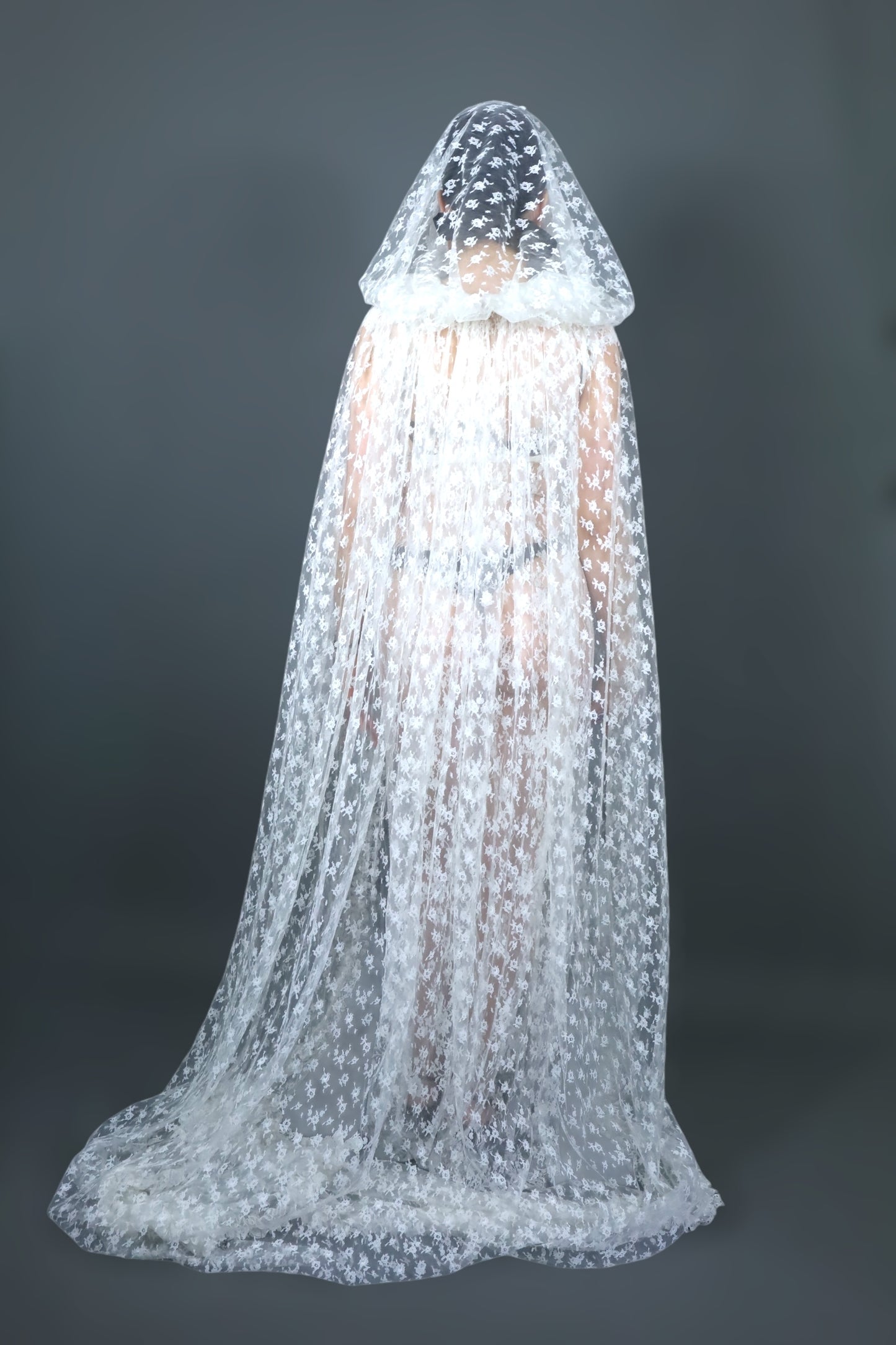Cape en dentelle blanche