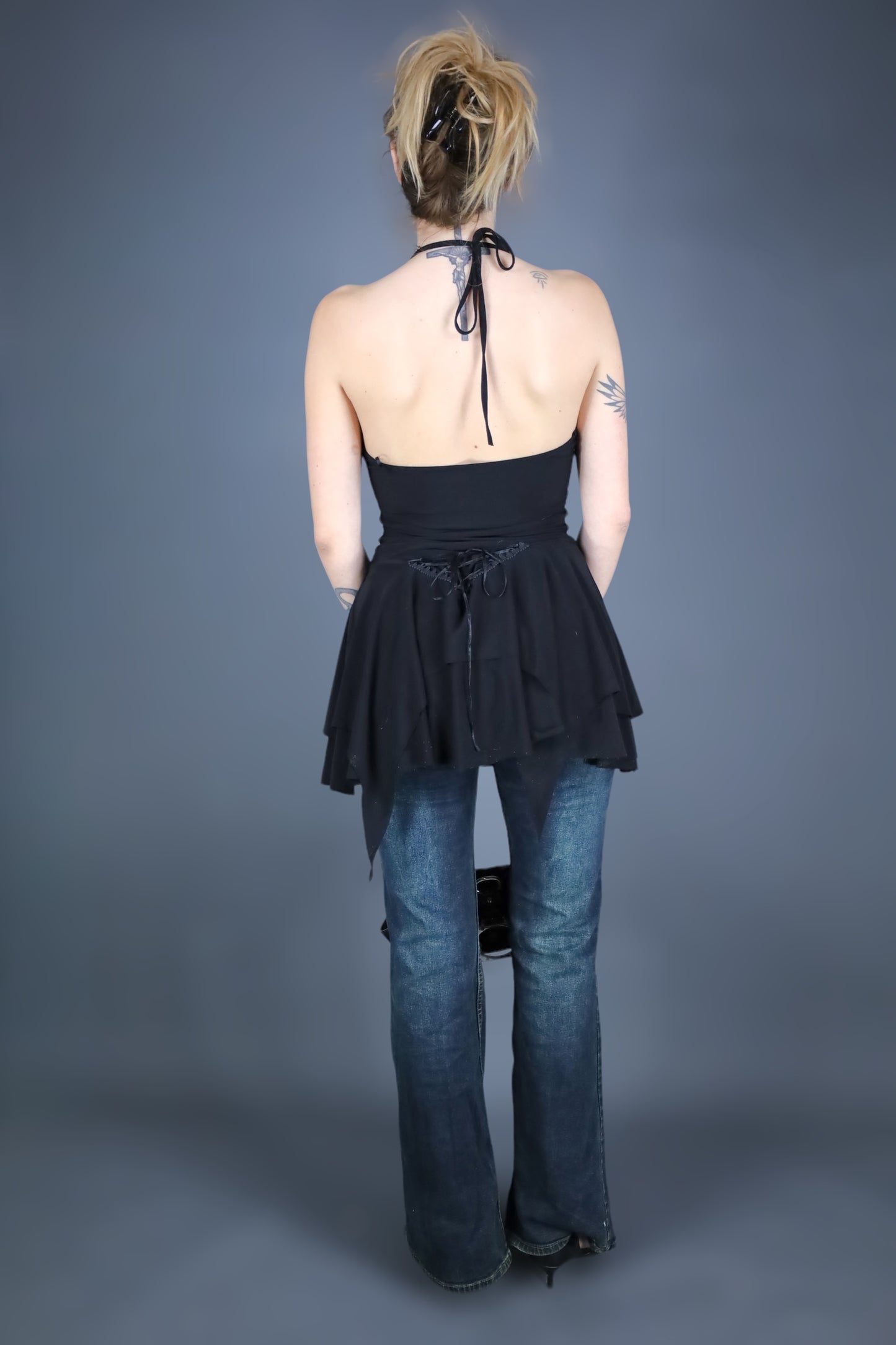 Robe noire dos nu à lacets