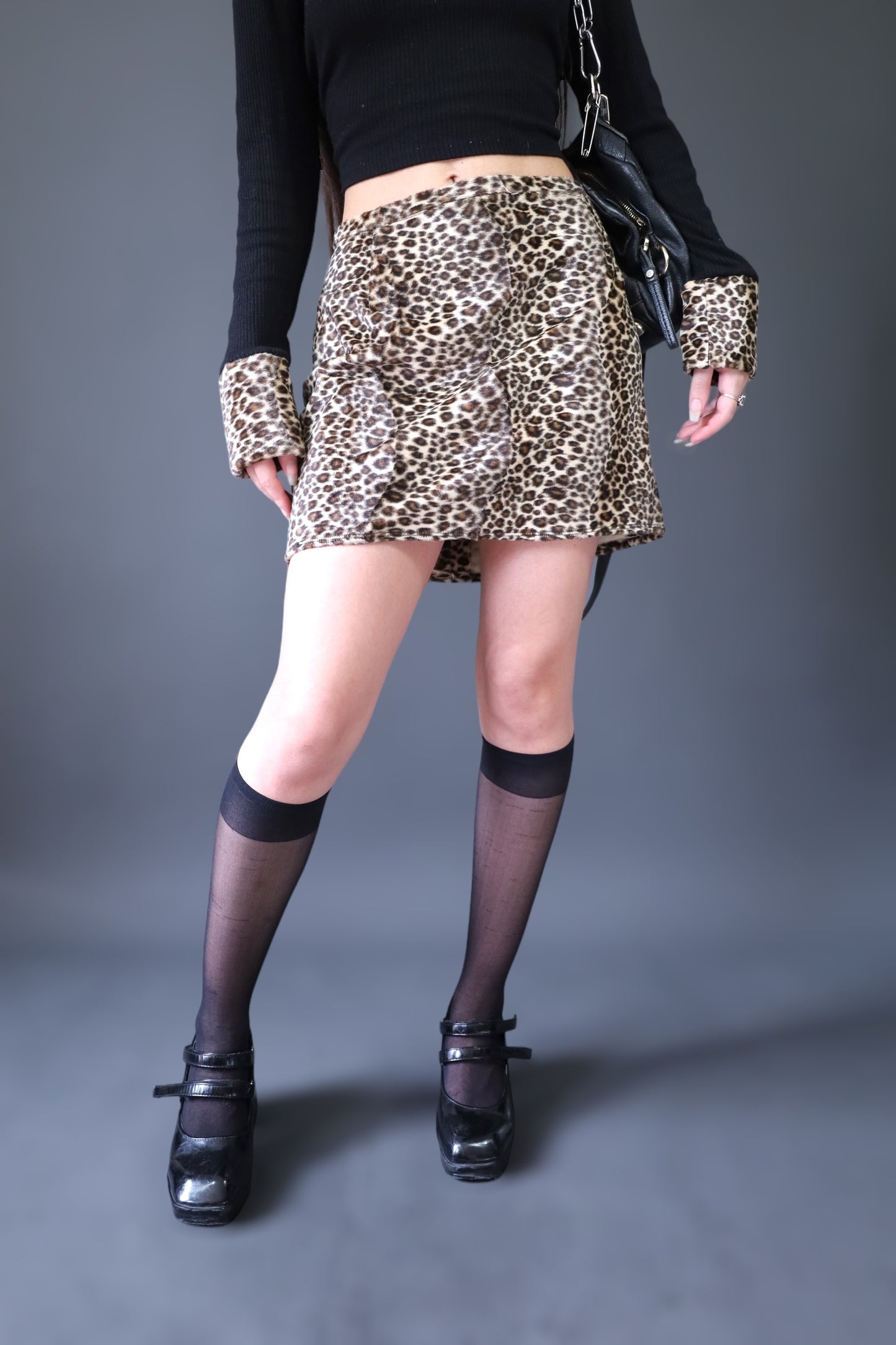 Ensemble pull + mini jupe en velours léopard
