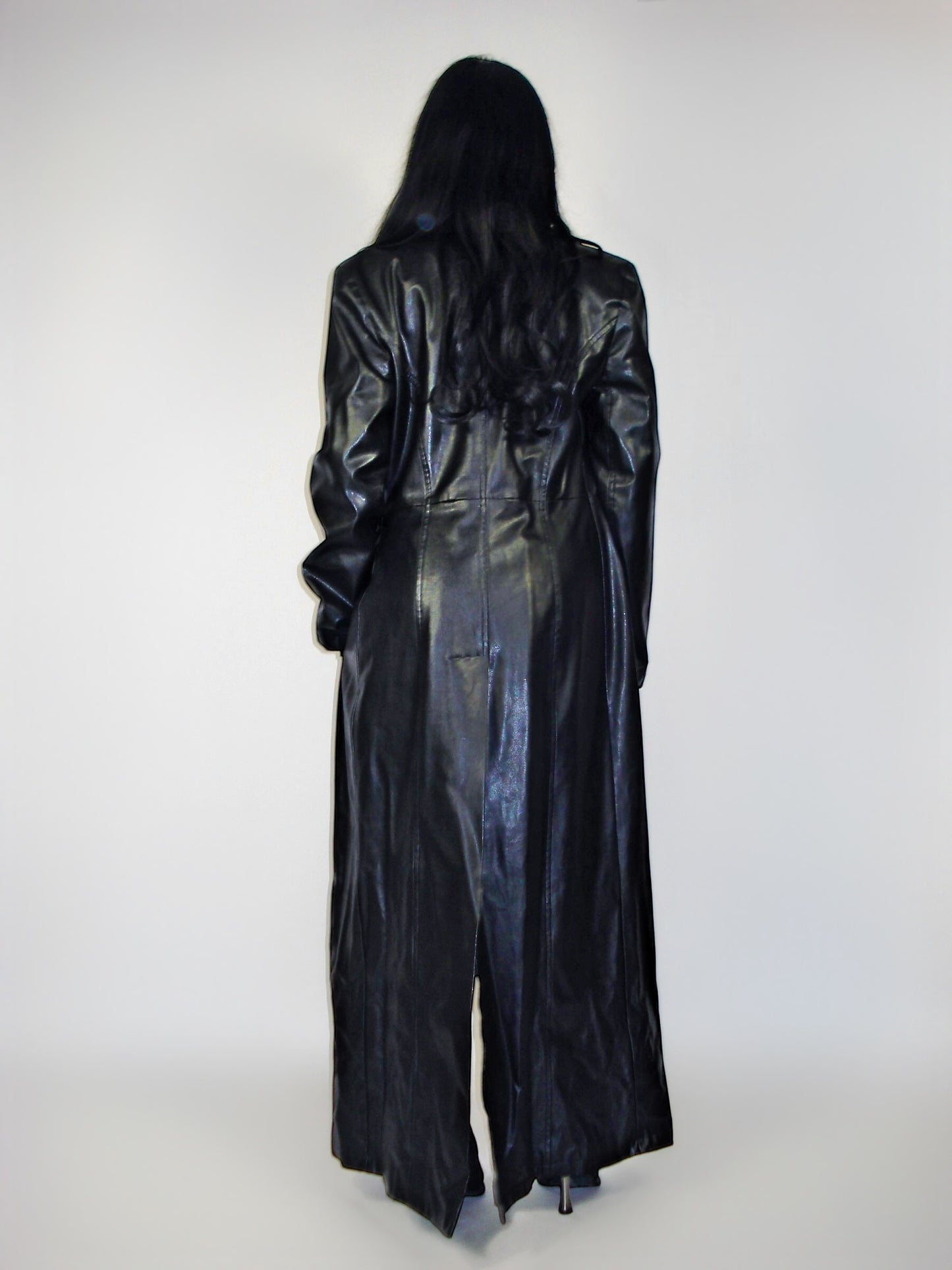 Trench long en similicuir noir