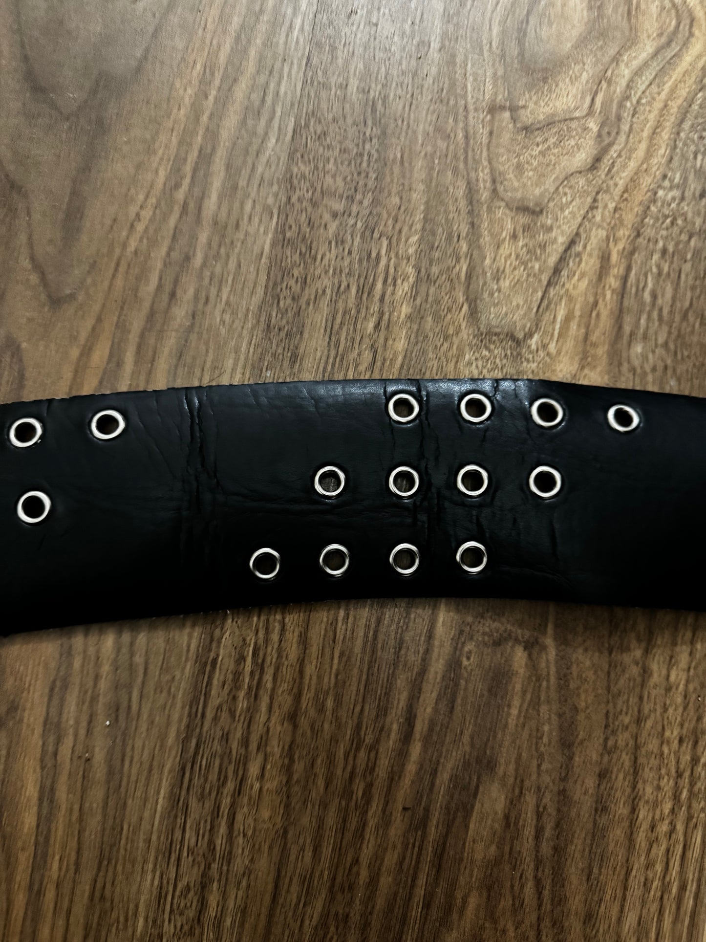 Ceinture noire à oeillets