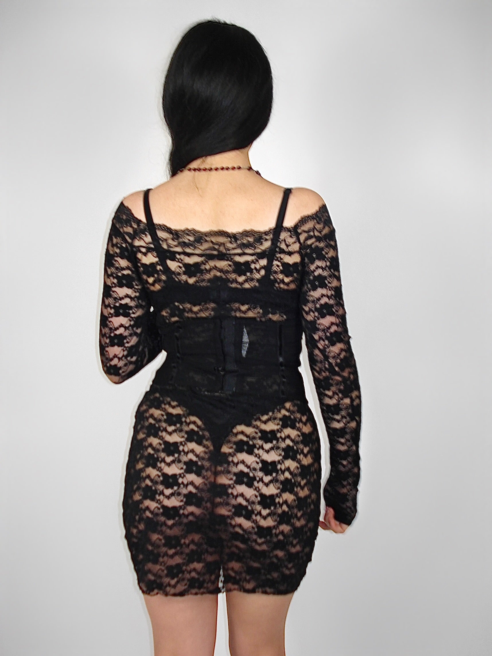 Robe off shoulder en dentelle noire
