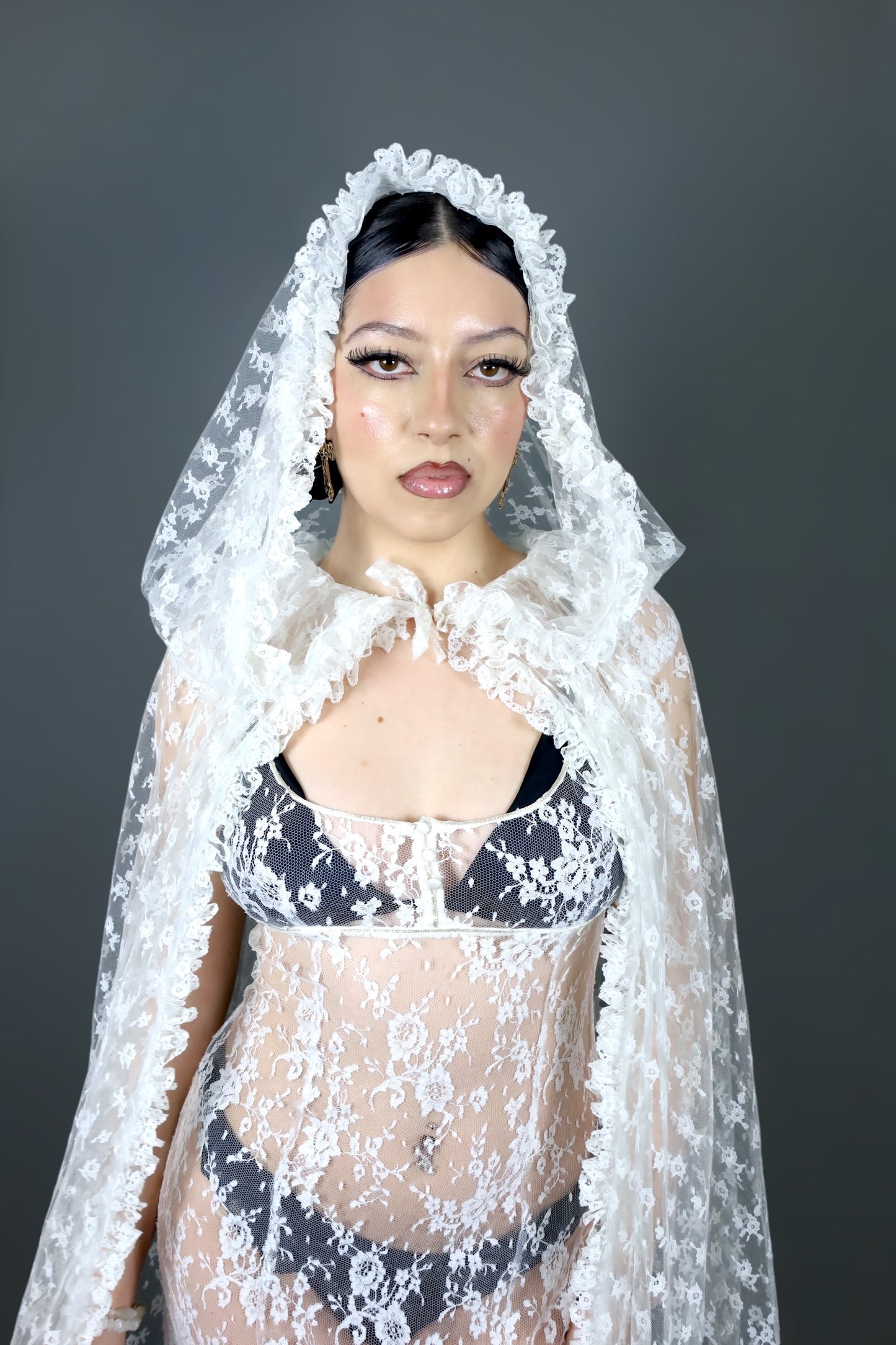 Cape en dentelle blanche