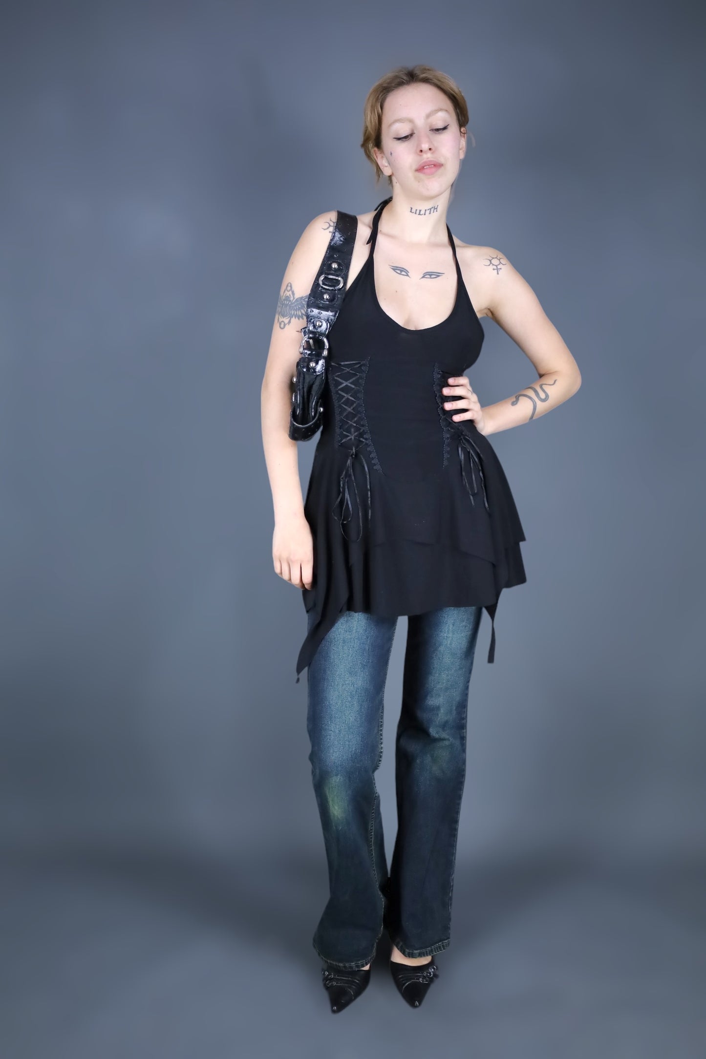 Robe noire dos nu à lacets