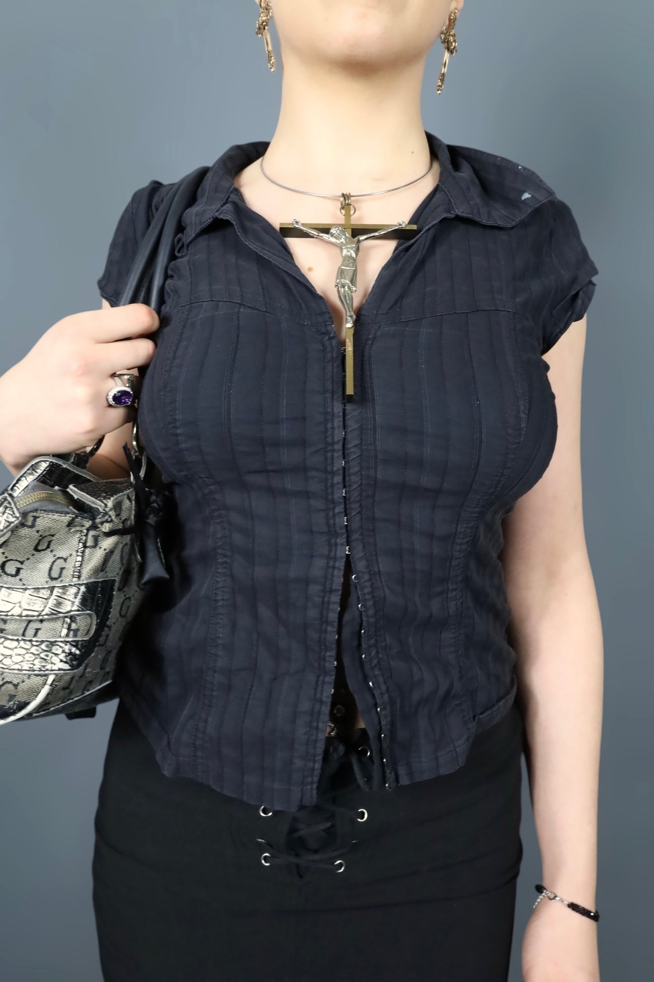 Chemise noire à agrafes