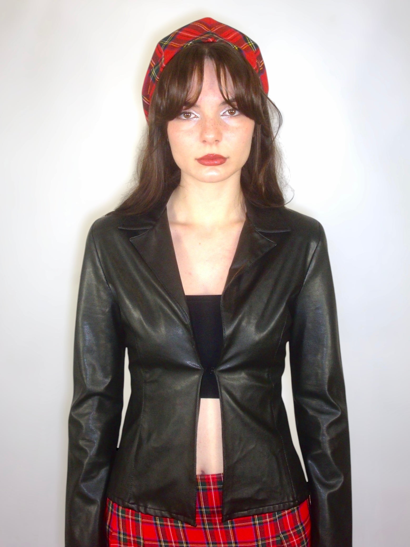 Beret à carreaux rouges