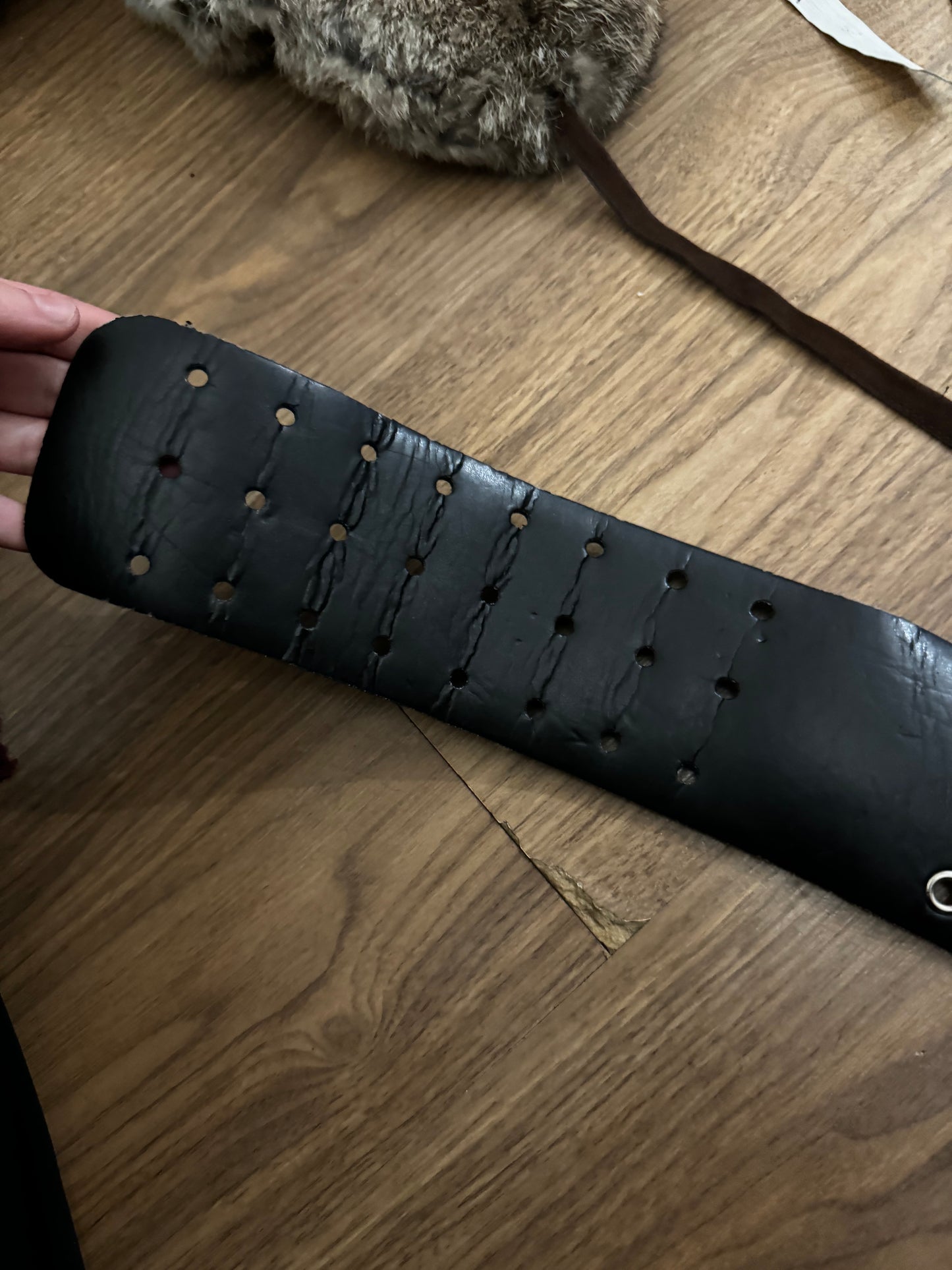 Ceinture noire à oeillets