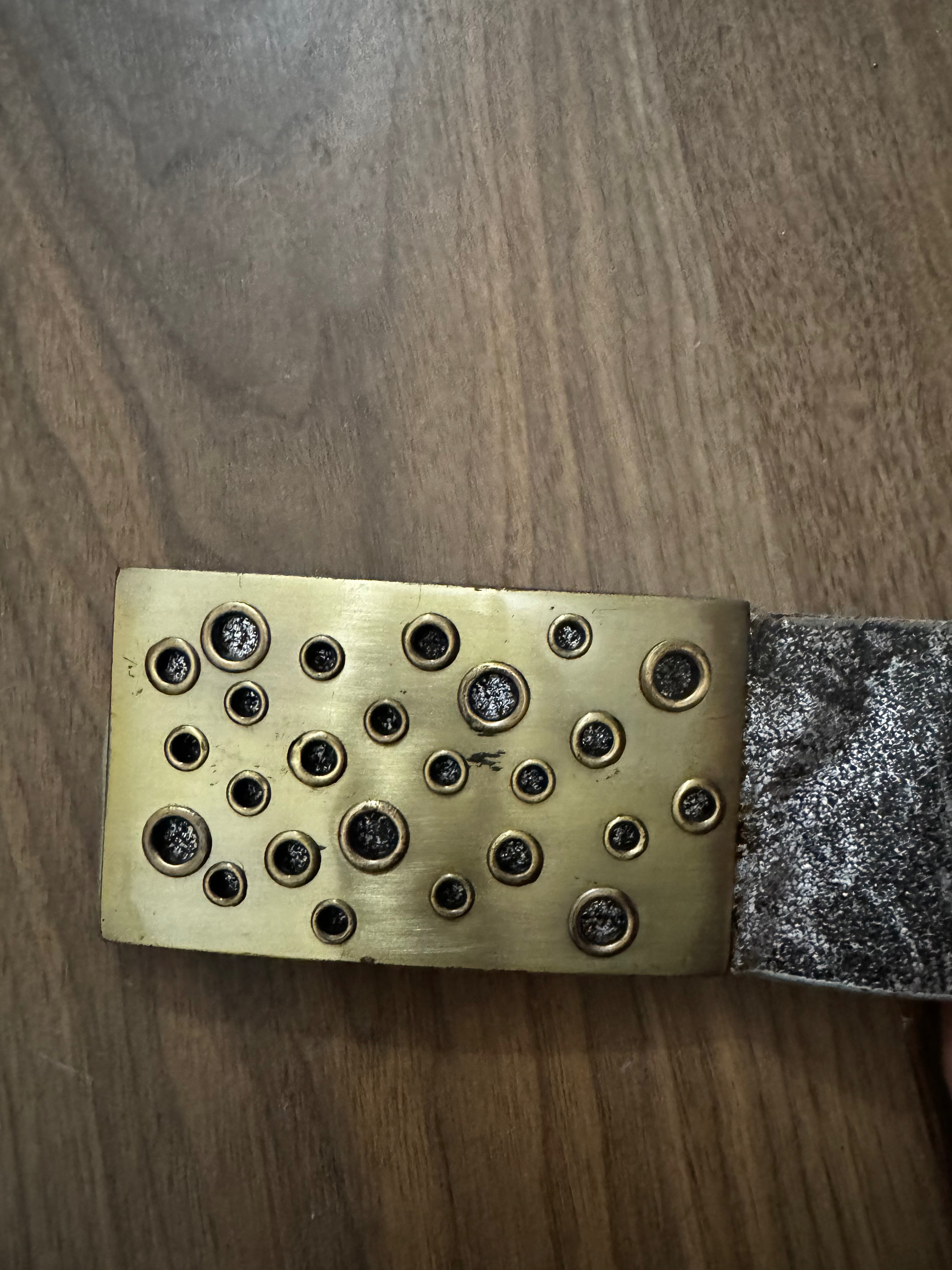 Ceinture à oeillets argentée