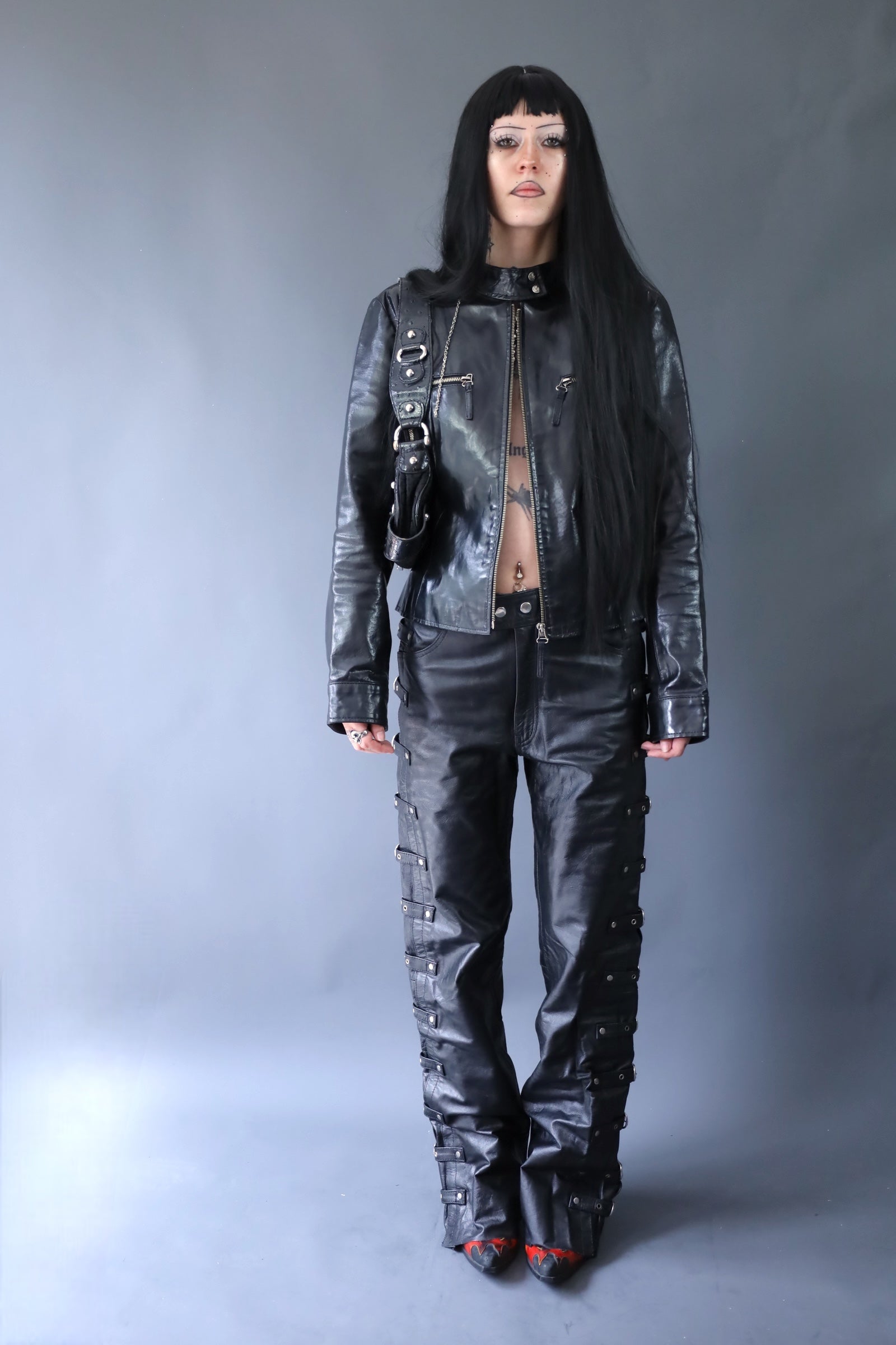 Pantalon en cuir noir à sangles
