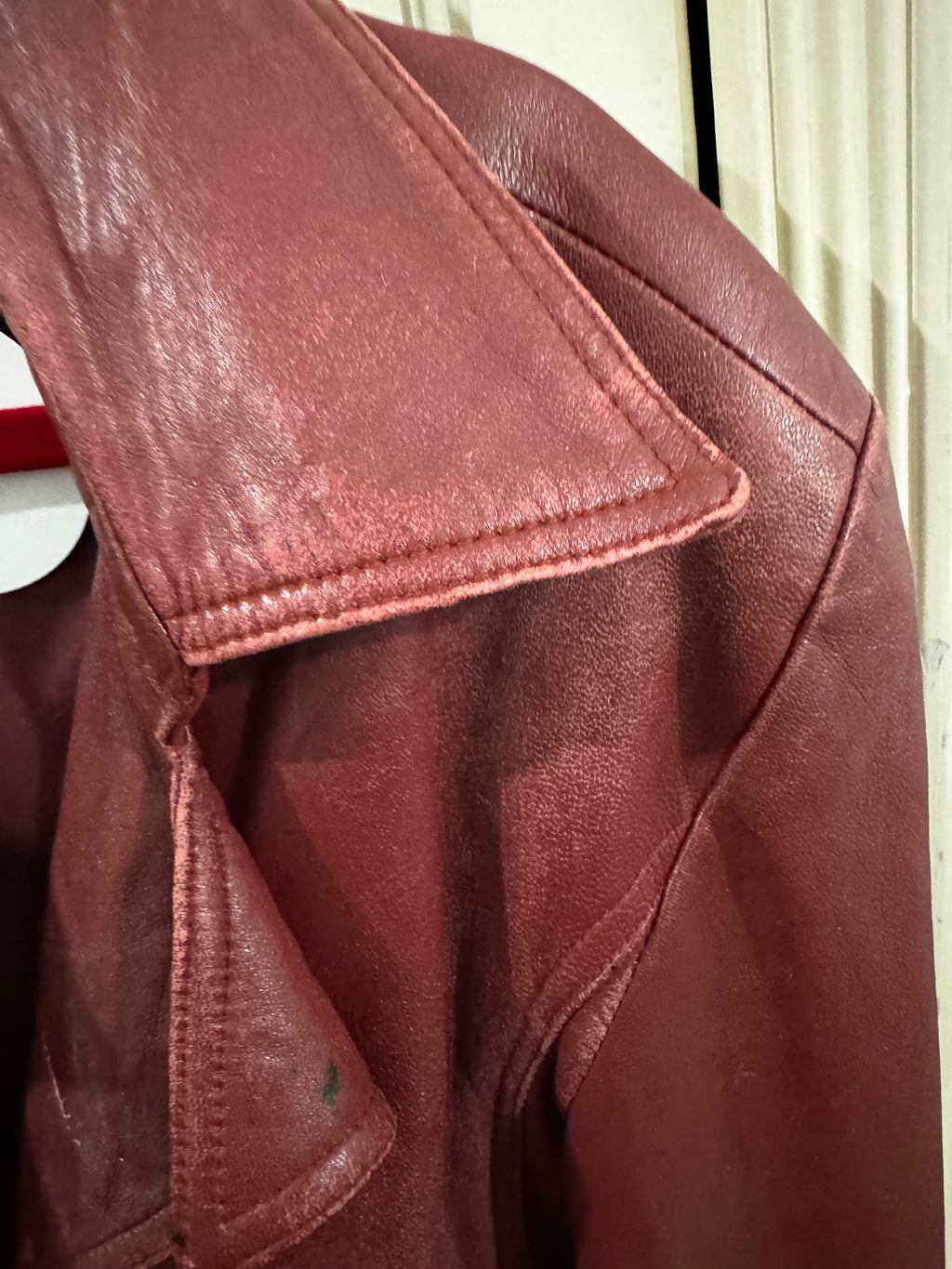 Trench en cuir rouge