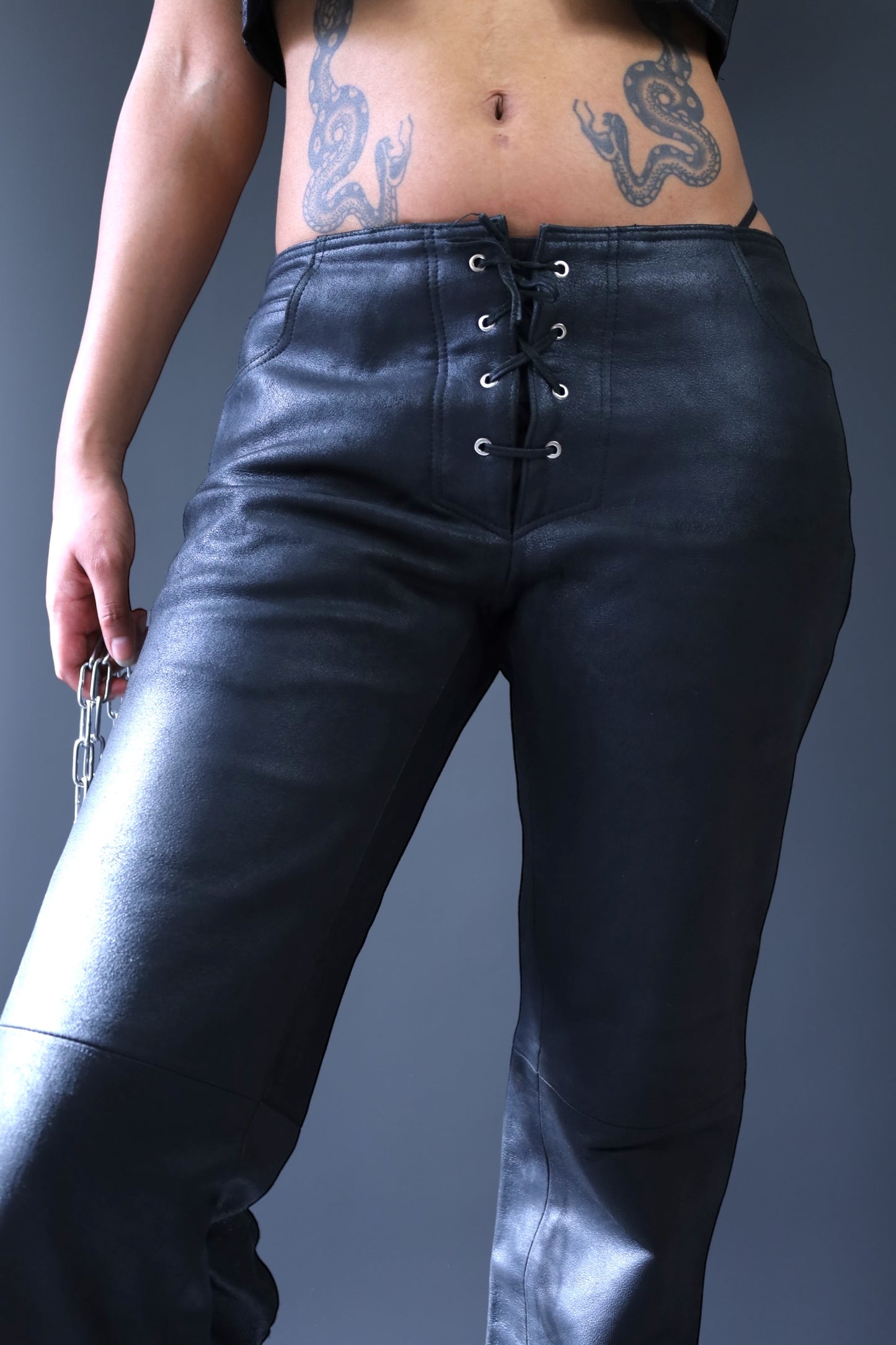 Pantalon en cuir noir à lacets