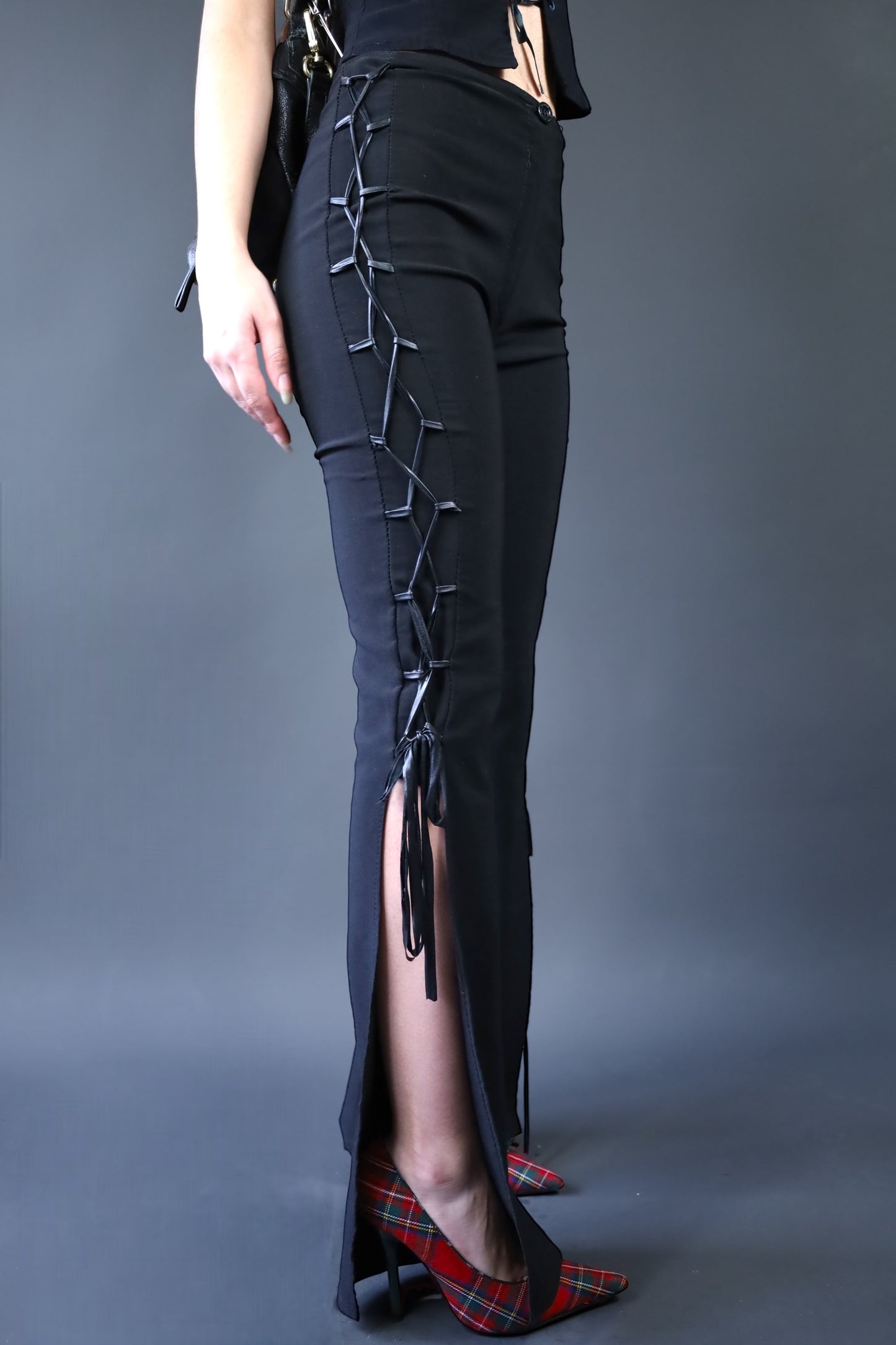 Pantalon noir à lacets