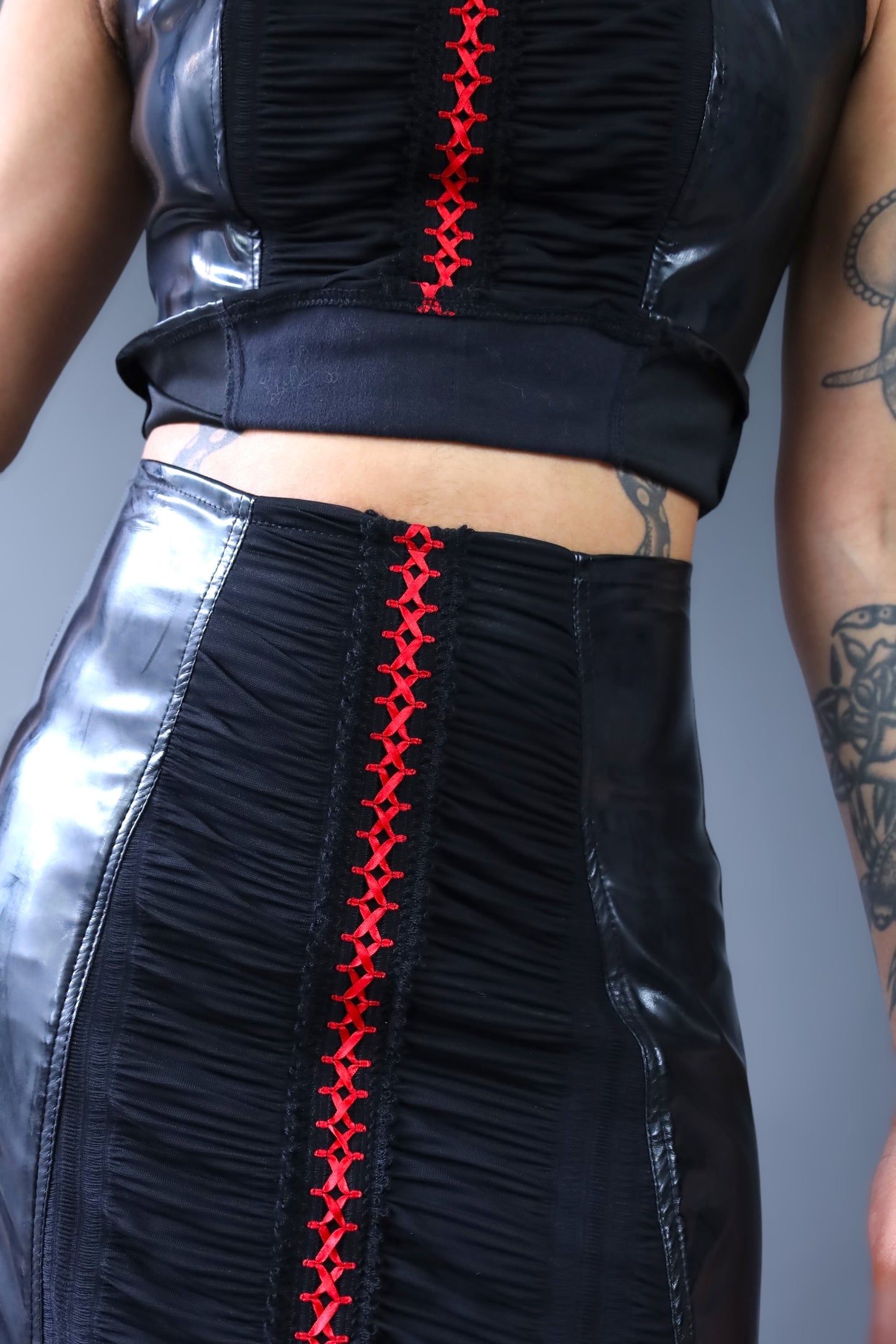 Ensemble top + jupe en latex noir