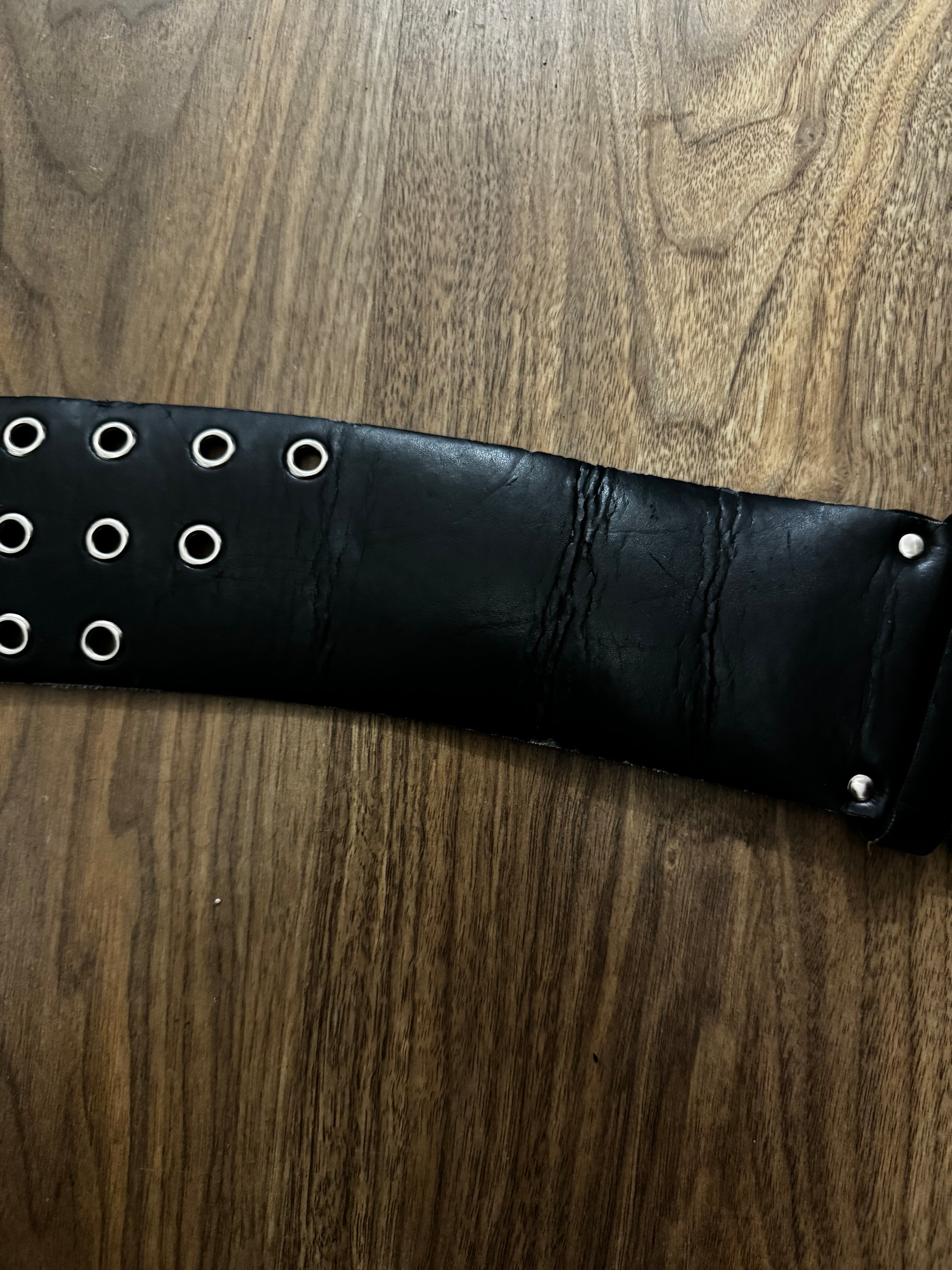 Ceinture noire à oeillets