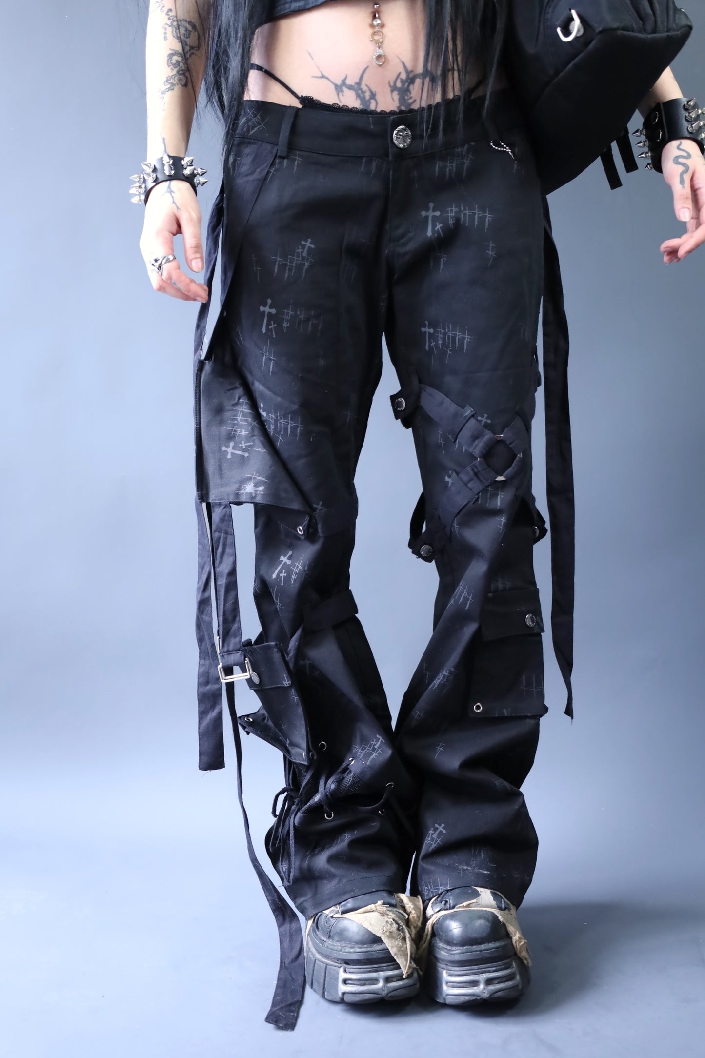 Pantalon noir à croix