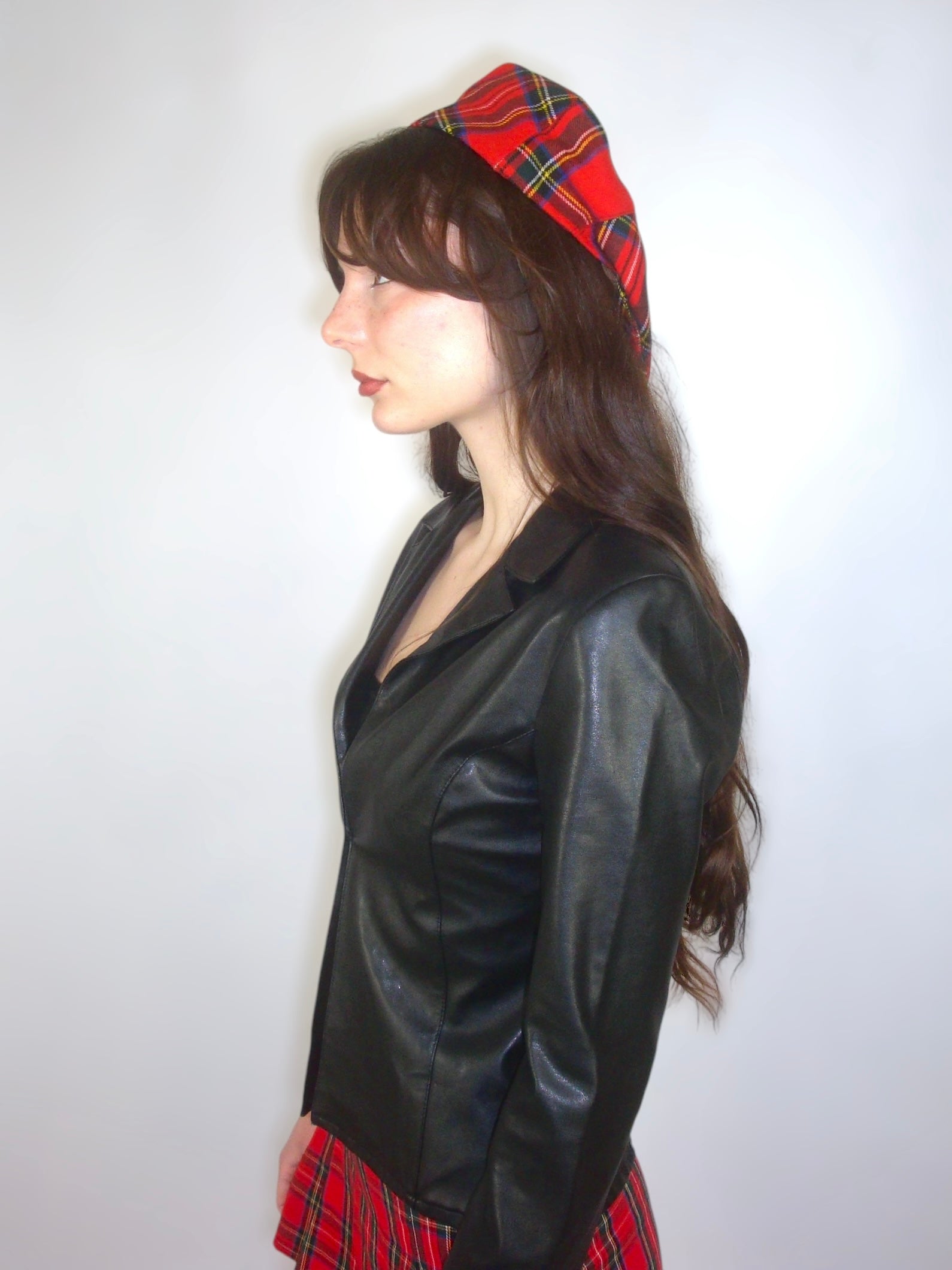 Beret à carreaux rouges