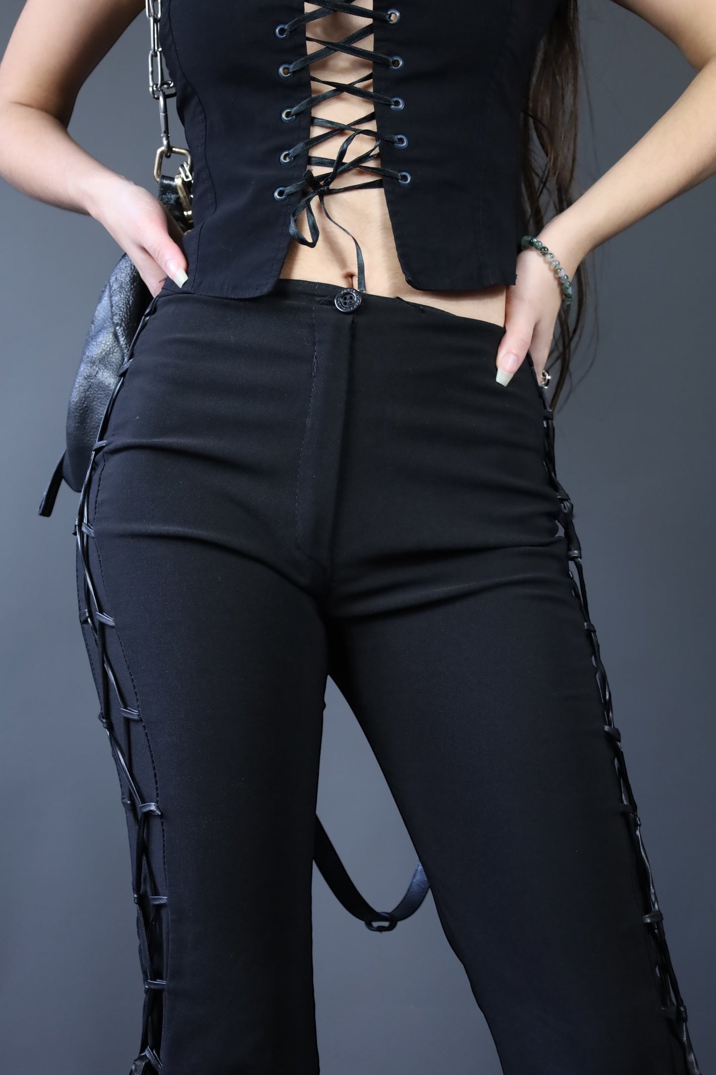 Pantalon noir à lacets