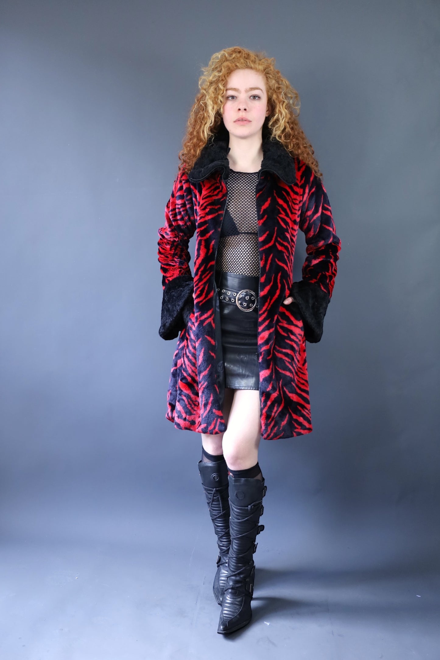 Manteau zébré rouge et noir