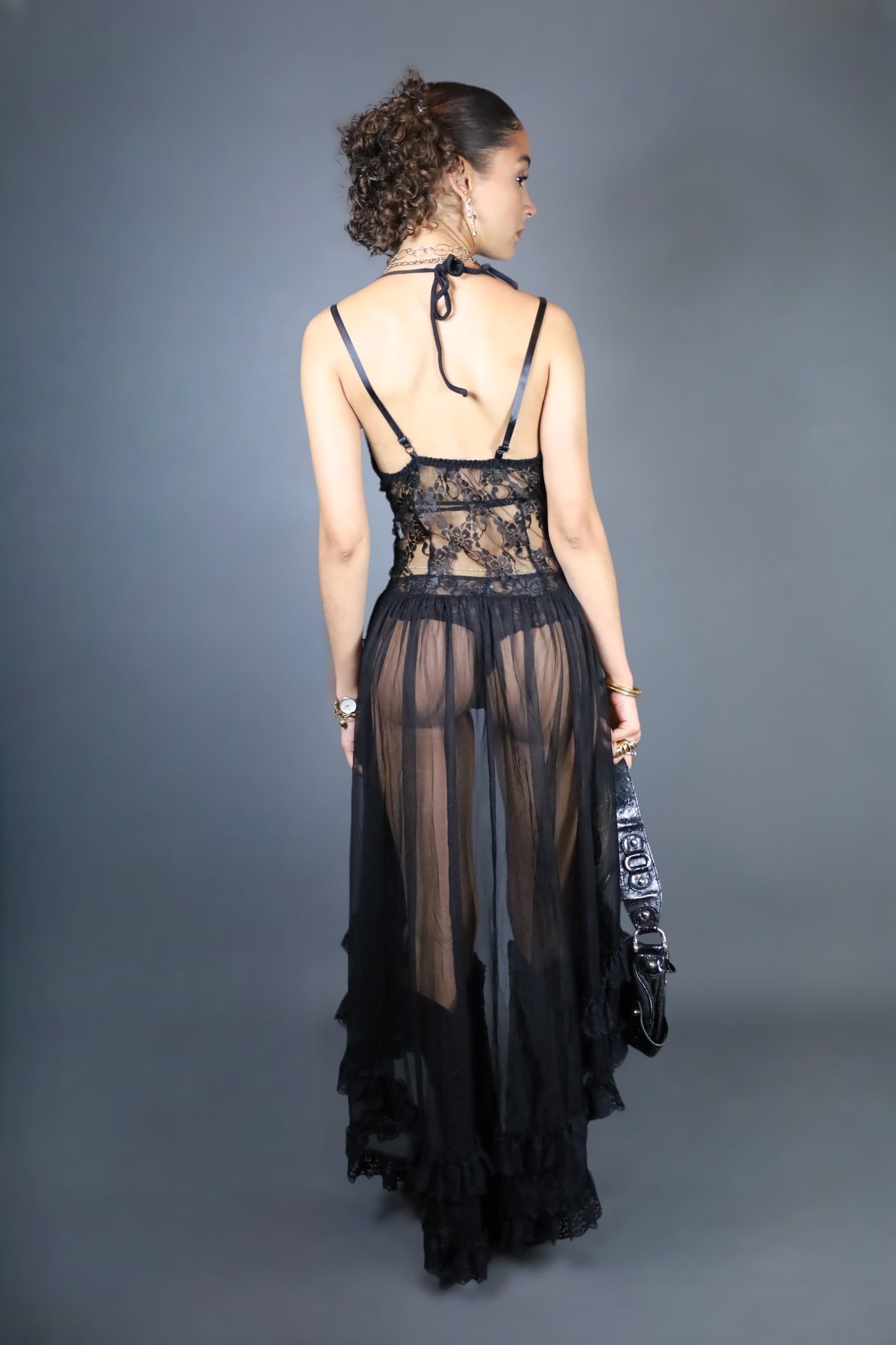 Robe longue noire en dentelle