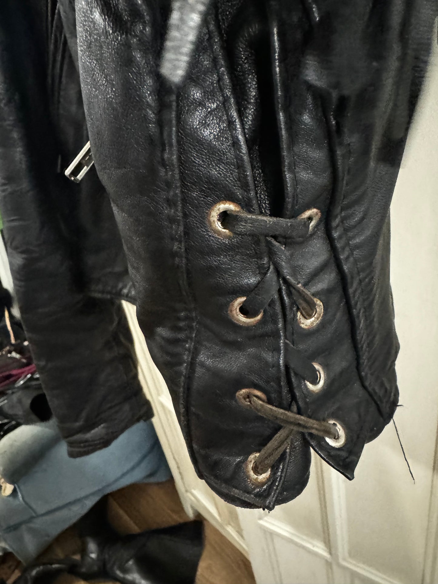 Veste noire en cuir à franges