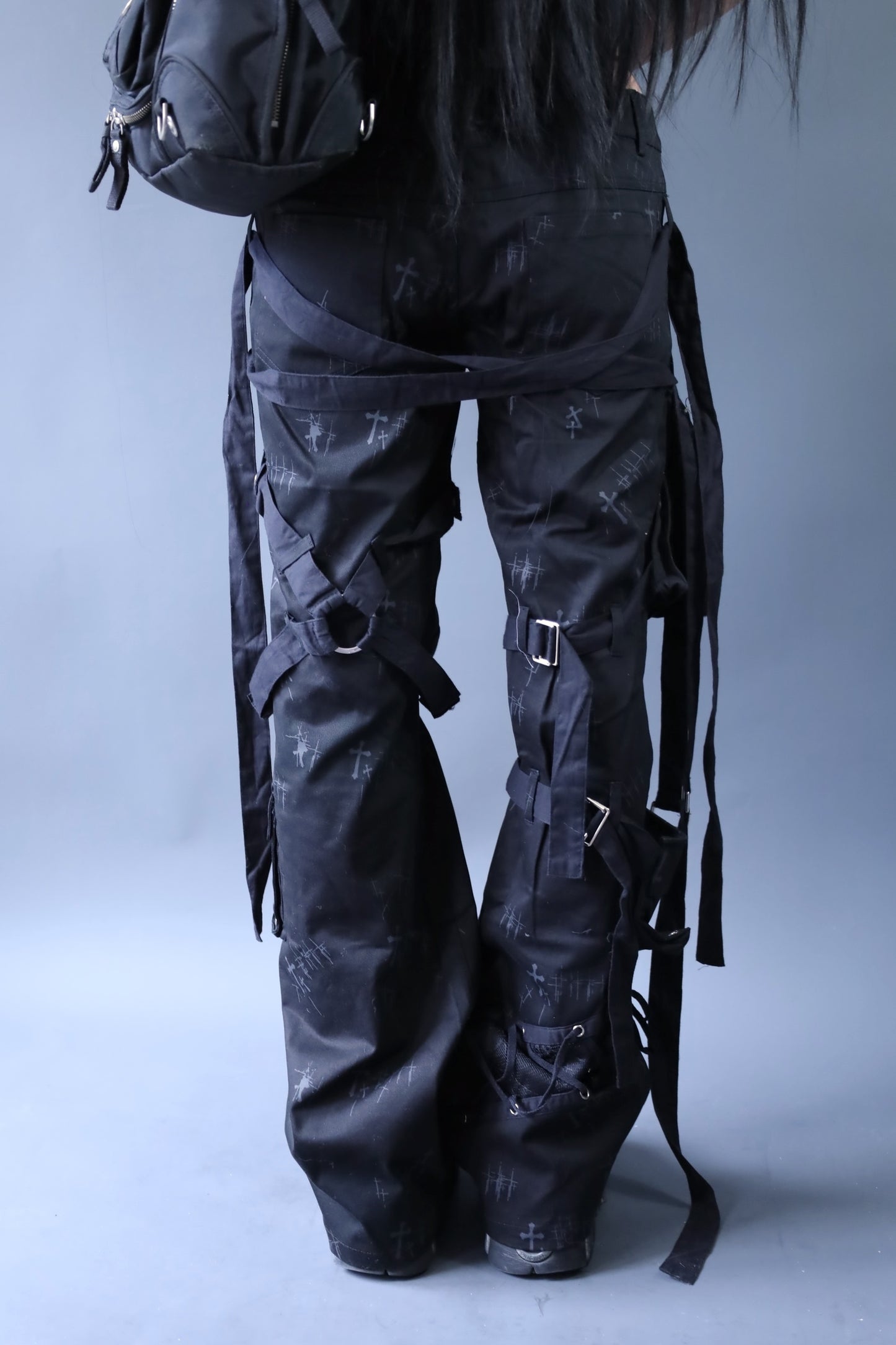 Pantalon noir à croix