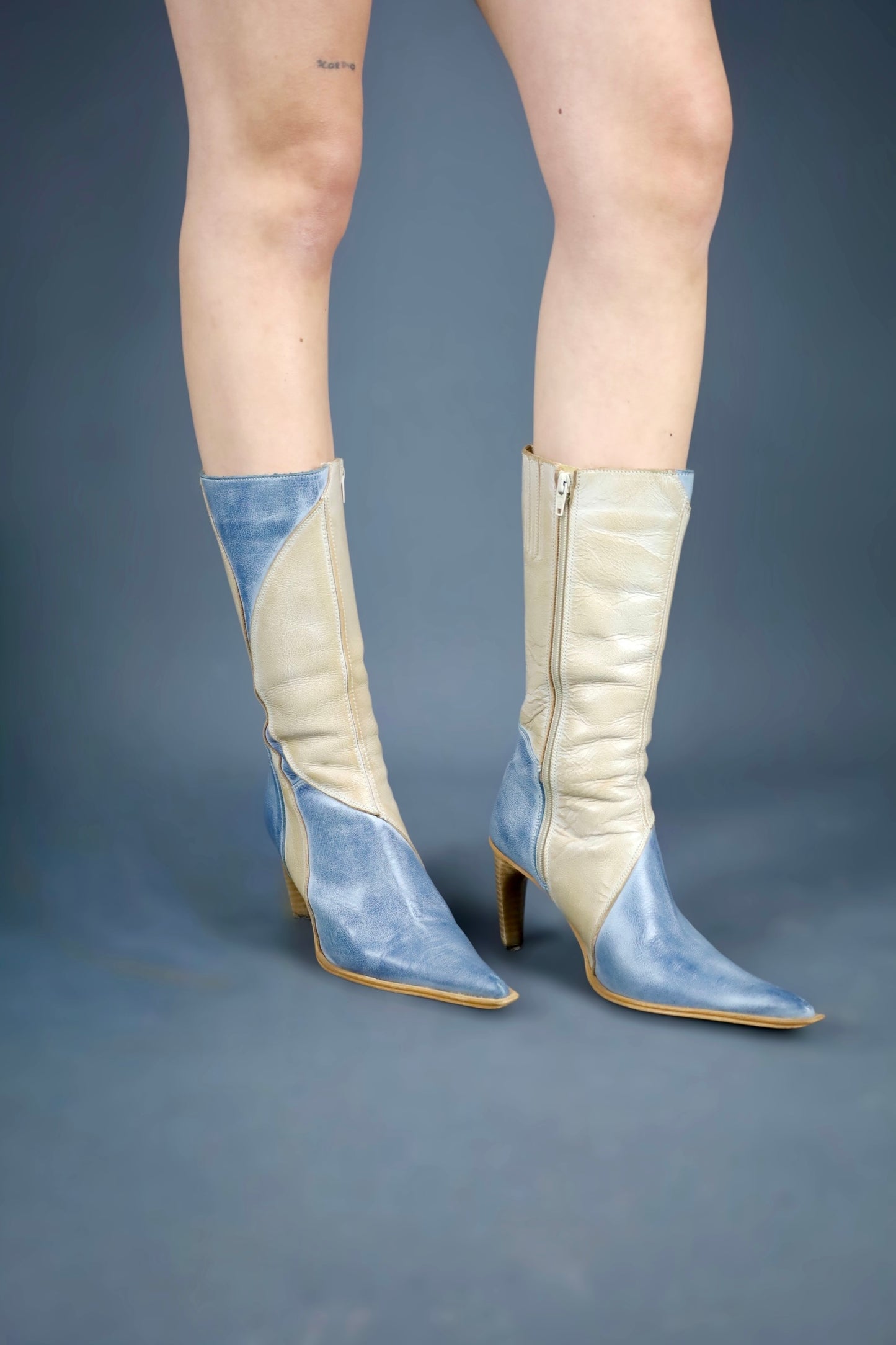 Botte pointues en cuir beige et bleu