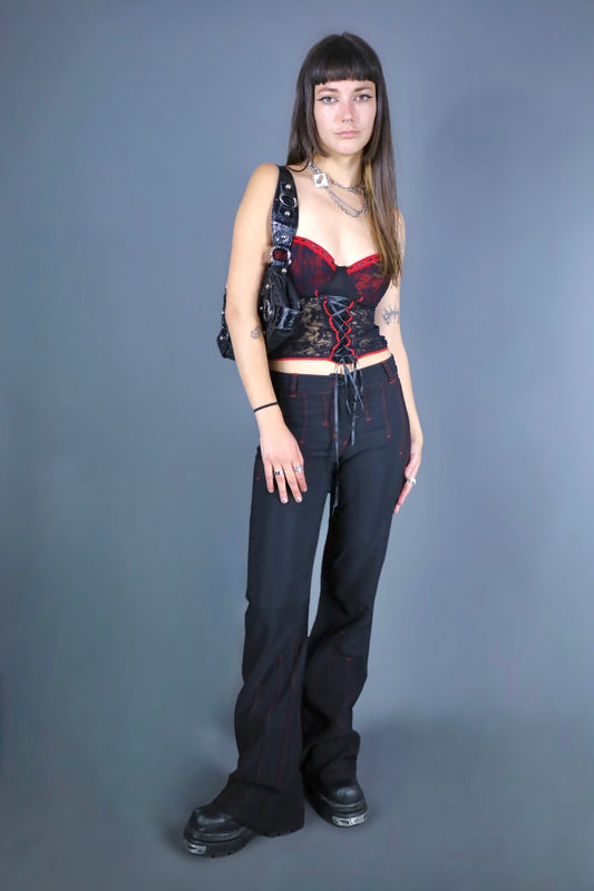 Pantalon flare noir et coutures rouges