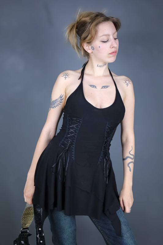 Robe noire dos nu à lacets