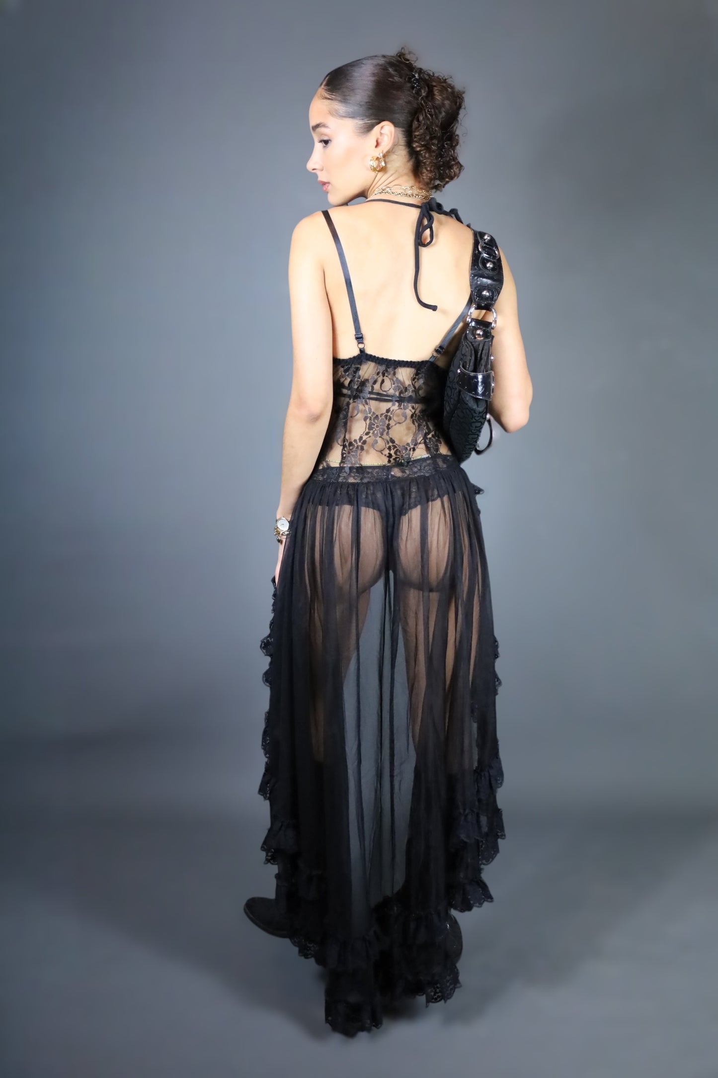 Robe longue noire en dentelle