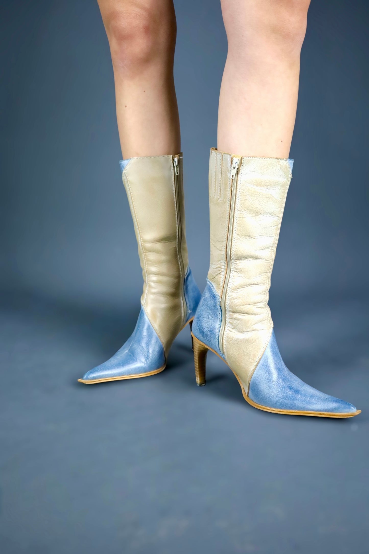 Botte pointues en cuir beige et bleu