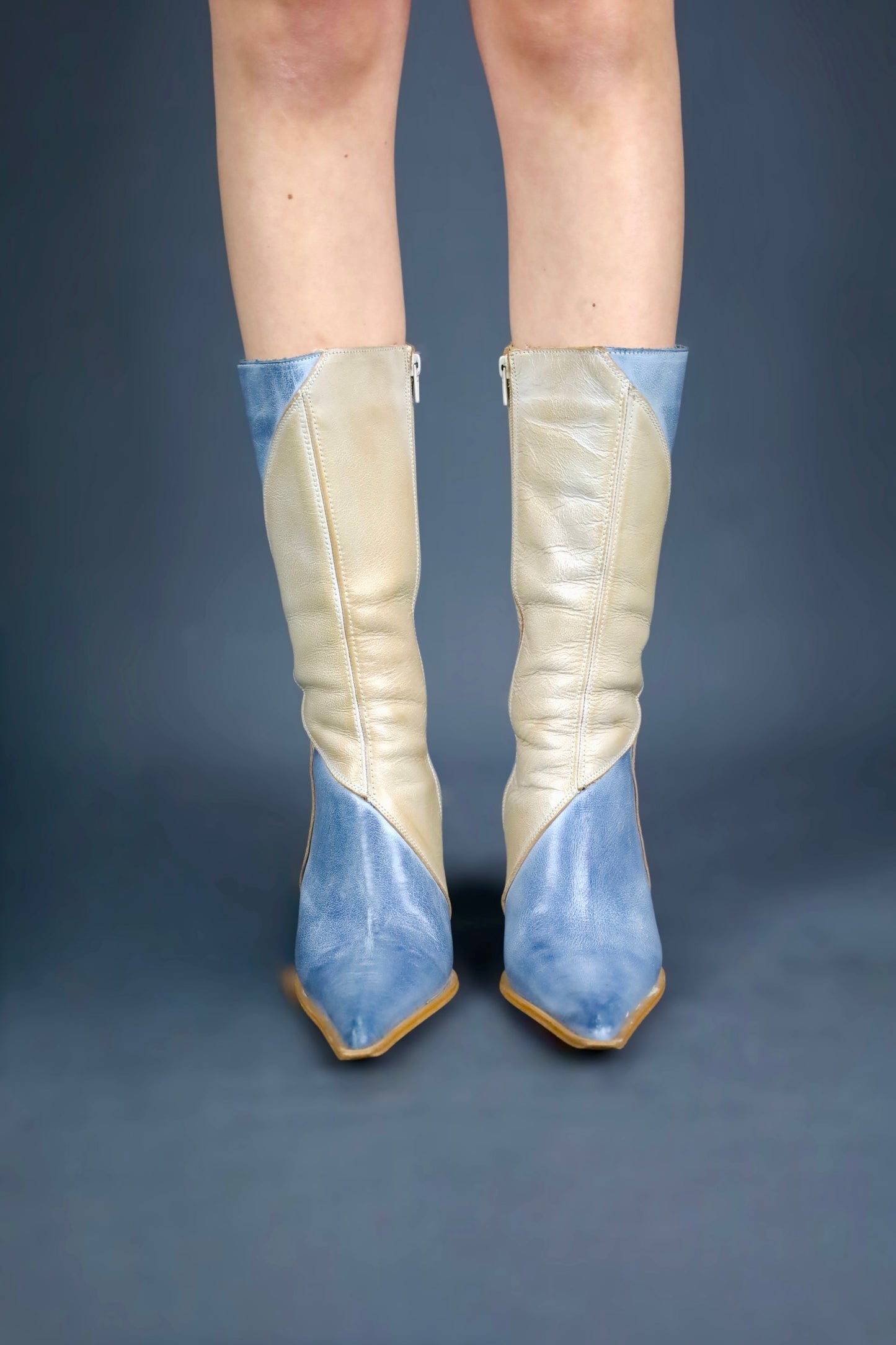 Botte pointues en cuir beige et bleu