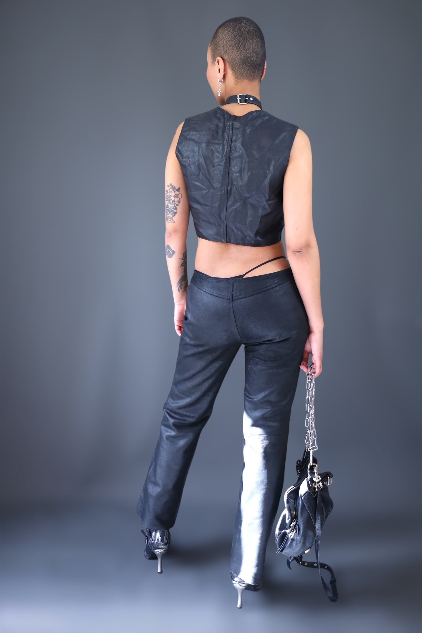 Pantalon en cuir noir à lacets