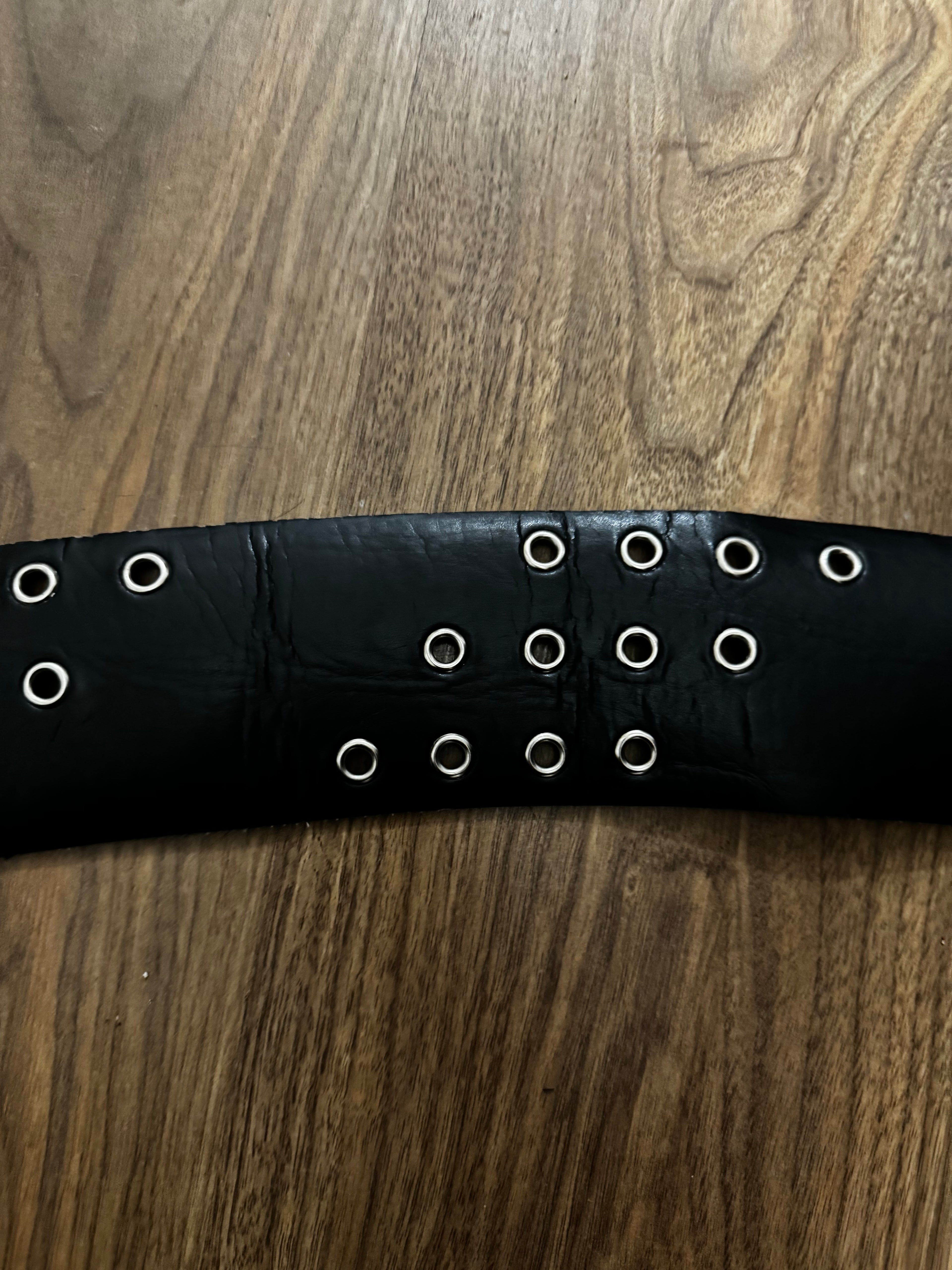 Ceinture noire à oeillets