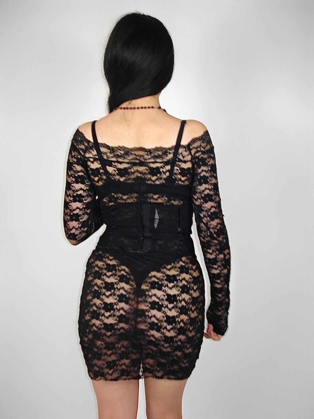 Robe off shoulder en dentelle noire