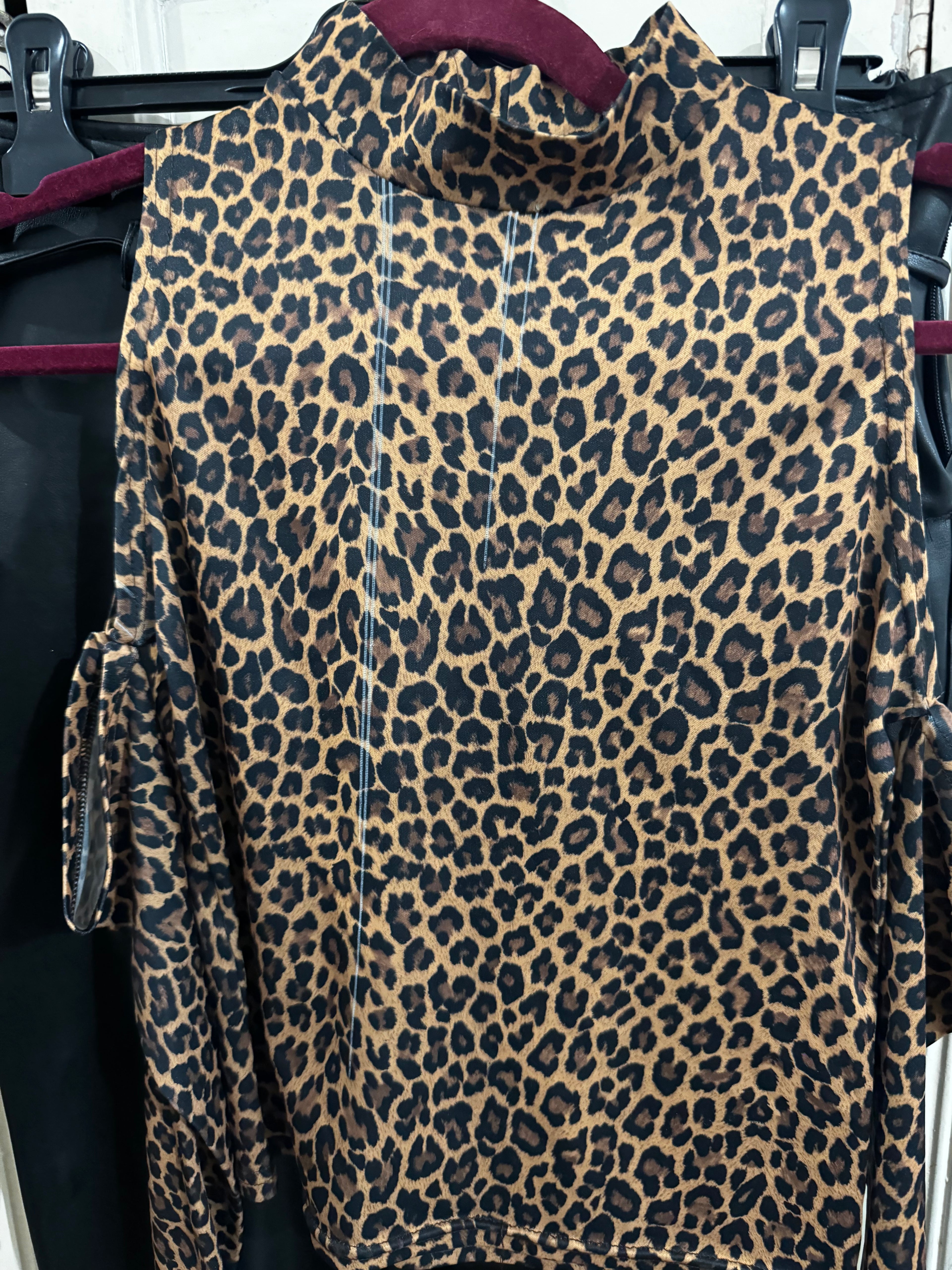 Top Leopard à manchettes