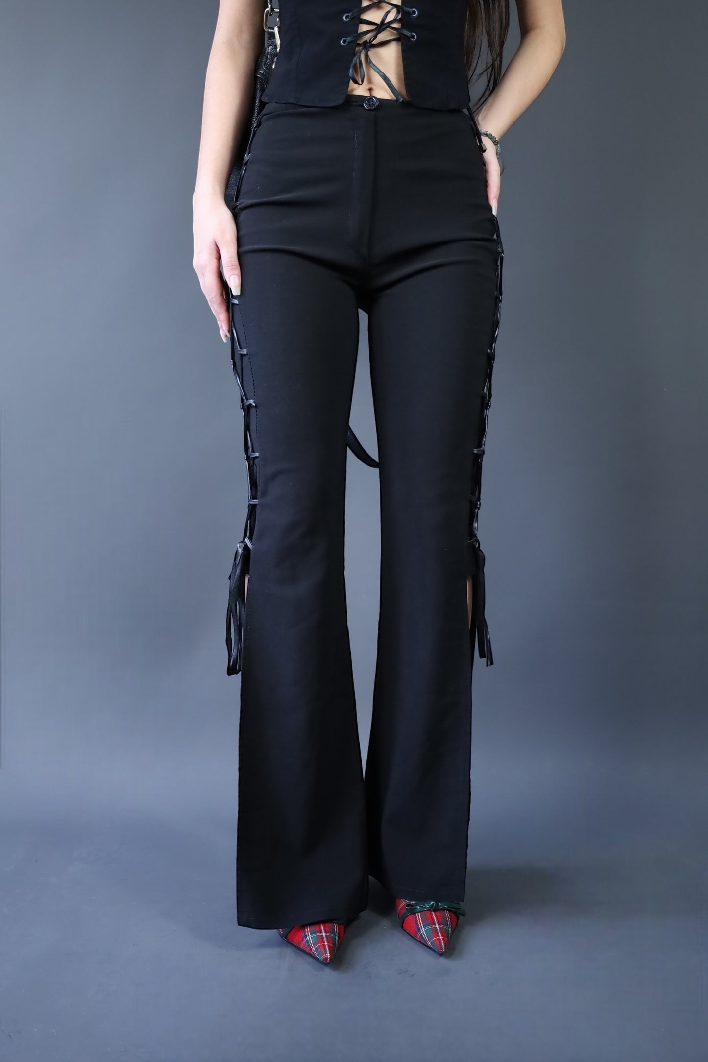 Pantalon noir à lacets